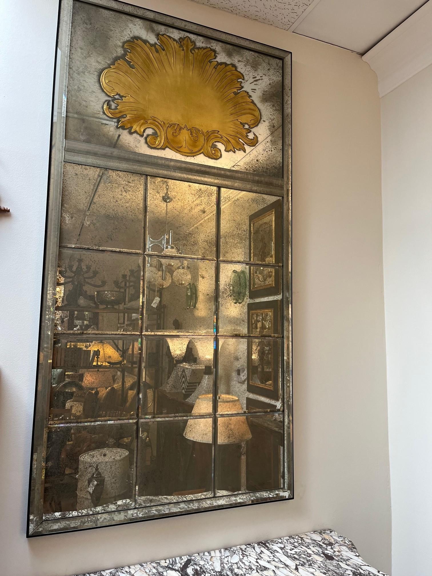 XXIe siècle et contemporain Miroir Helena étoilé sur commande, motif de coquillage gravé et doré en haut  en vente