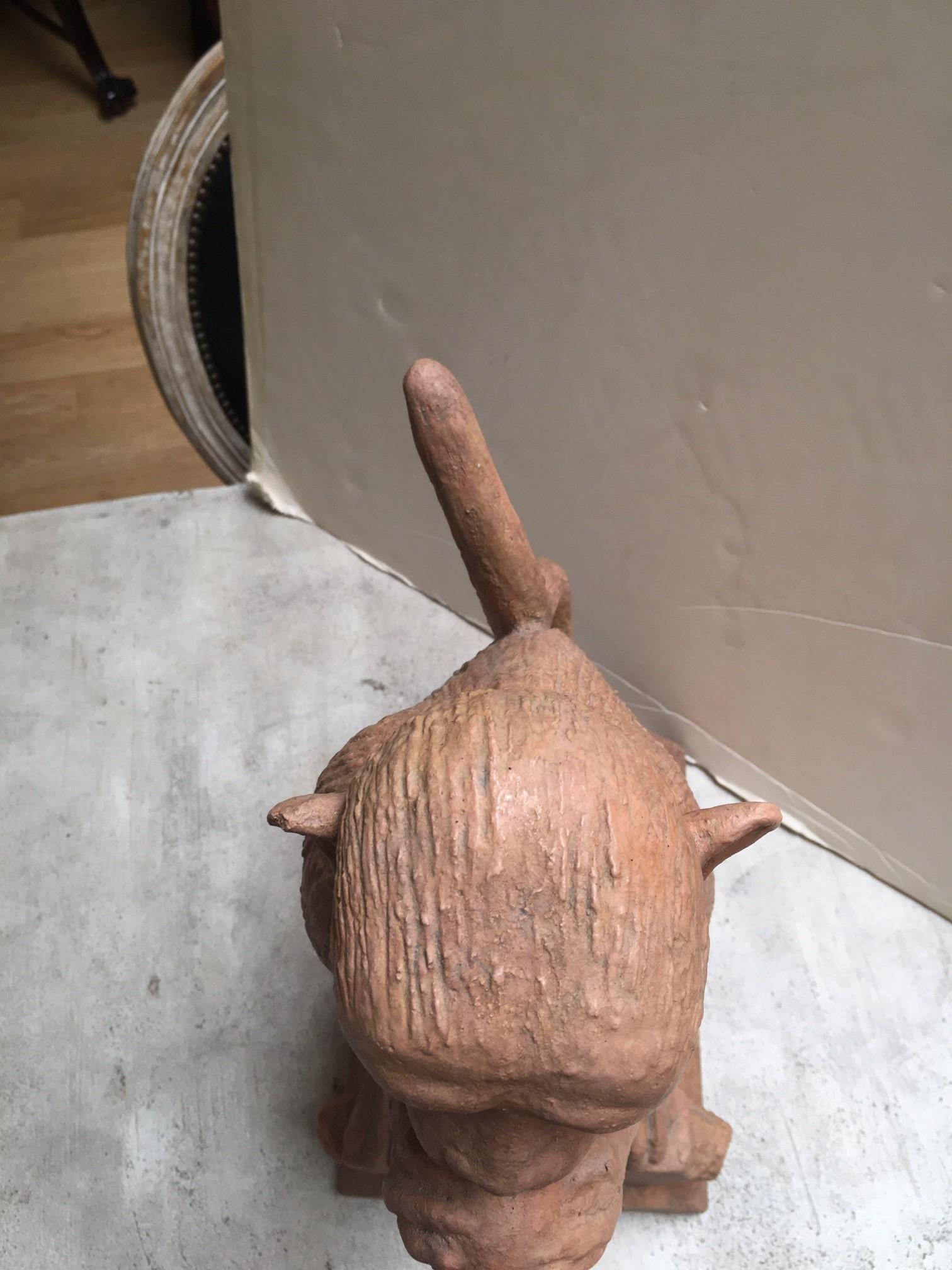 Scultura di scimmia in pietra con finitura in terracotta realizzata su ordinazione in vendita 3