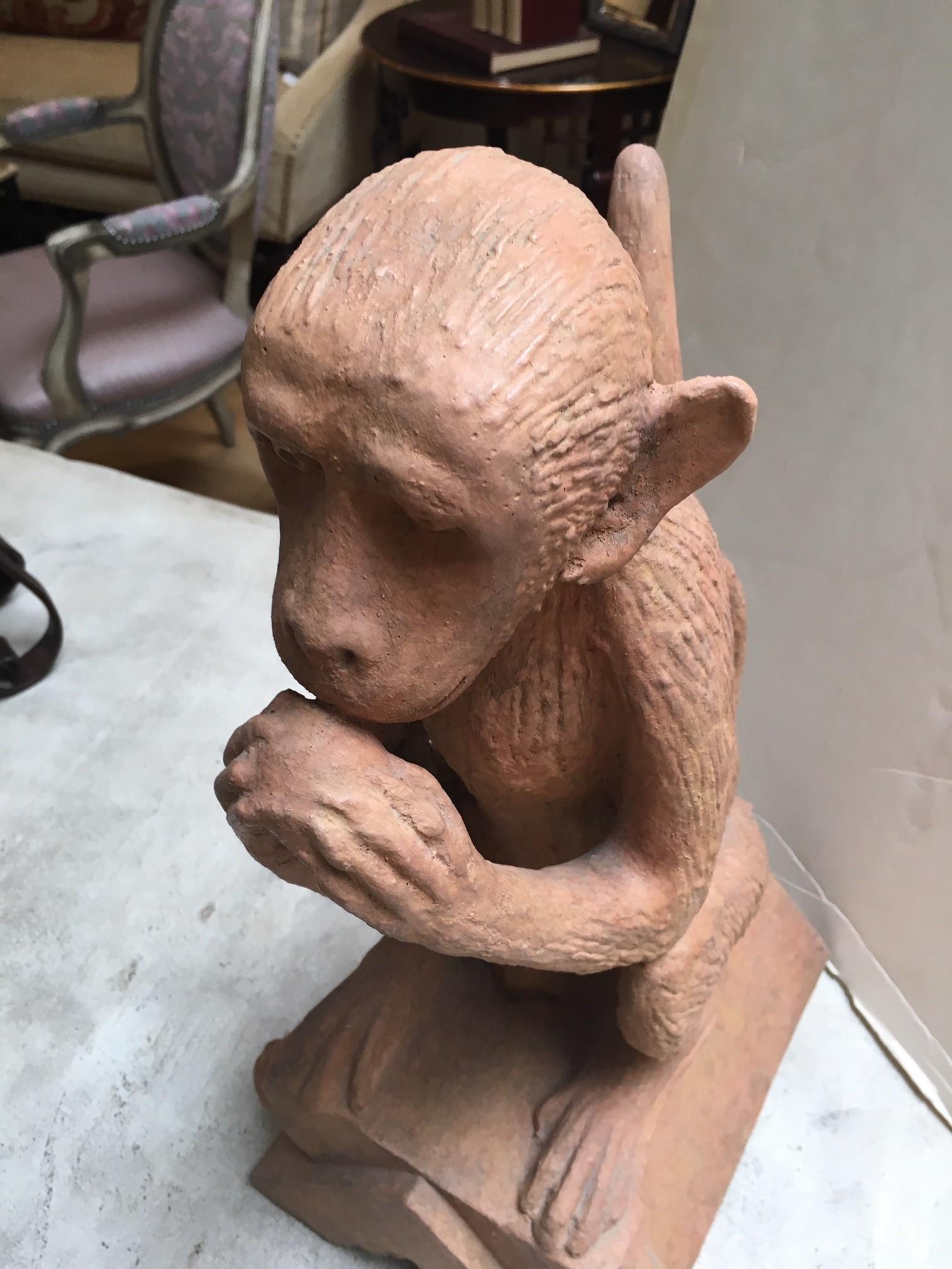 Scultura di scimmia in pietra con finitura in terracotta realizzata su ordinazione in vendita 4