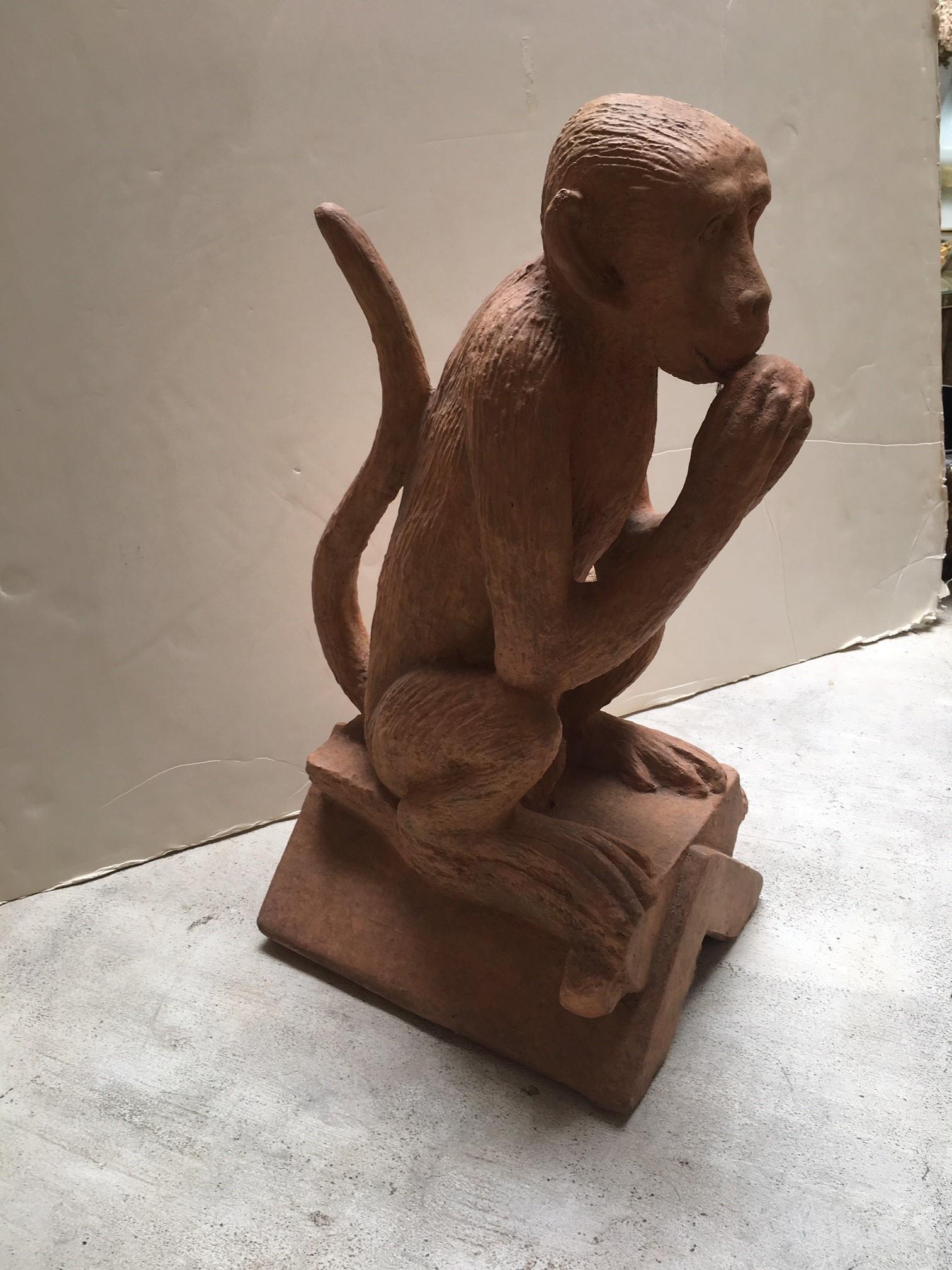 Scultura in pietra con finitura in terracotta, realizzata su ordinazione, può essere utilizzata in interni o in esterni; per l'uso in esterni la finitura deve essere sigillata per proteggerla dal sole e dall'acqua.
Dettaglio Dimensioni: Base: 12
