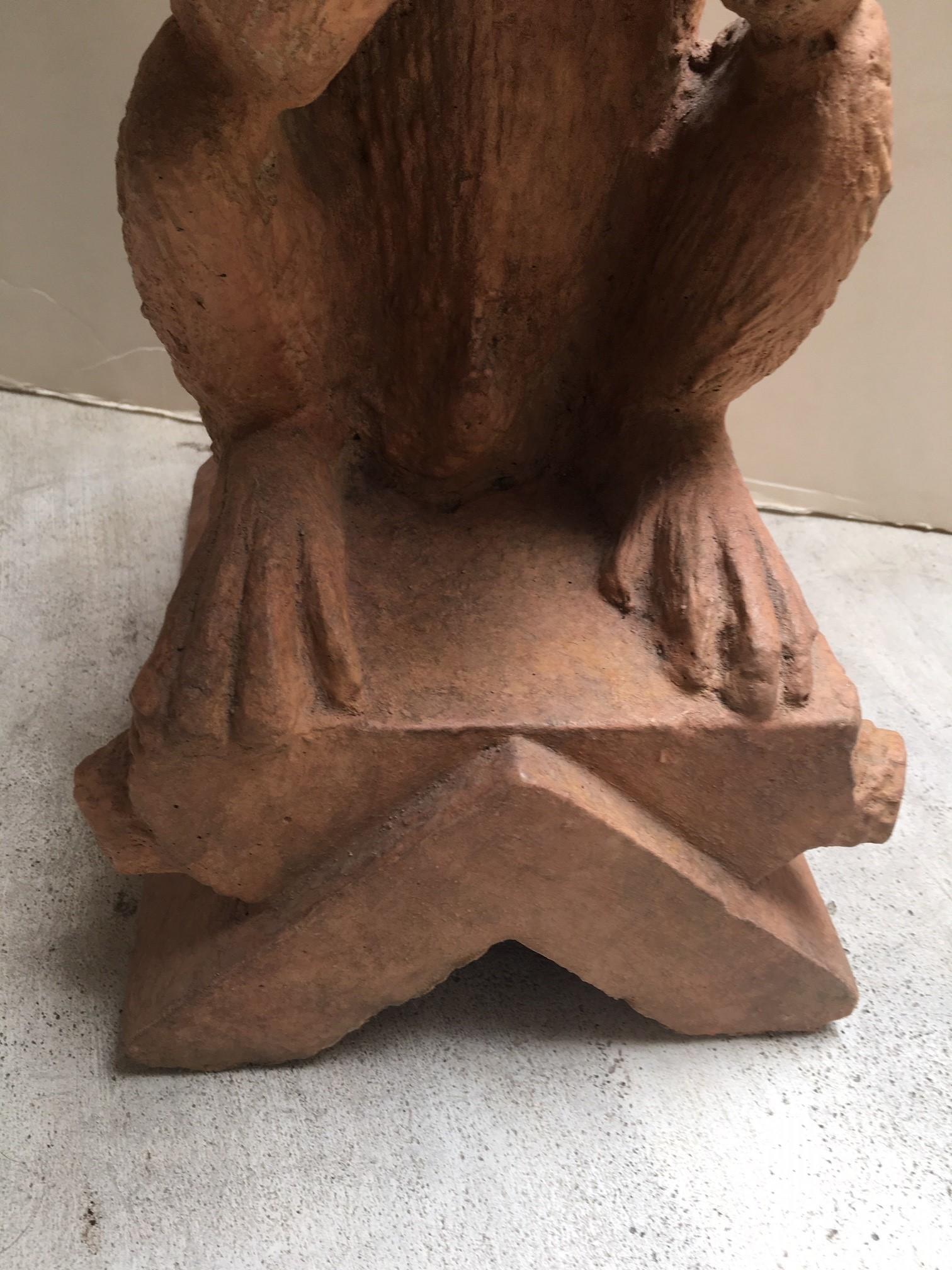 Americano Scultura di scimmia in pietra con finitura in terracotta realizzata su ordinazione in vendita