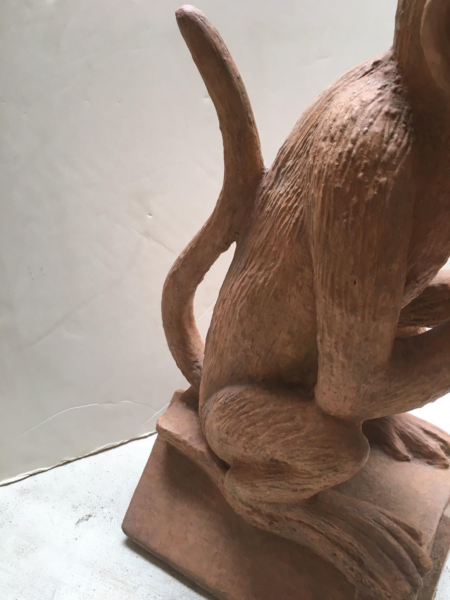Intagliato Scultura di scimmia in pietra con finitura in terracotta realizzata su ordinazione in vendita