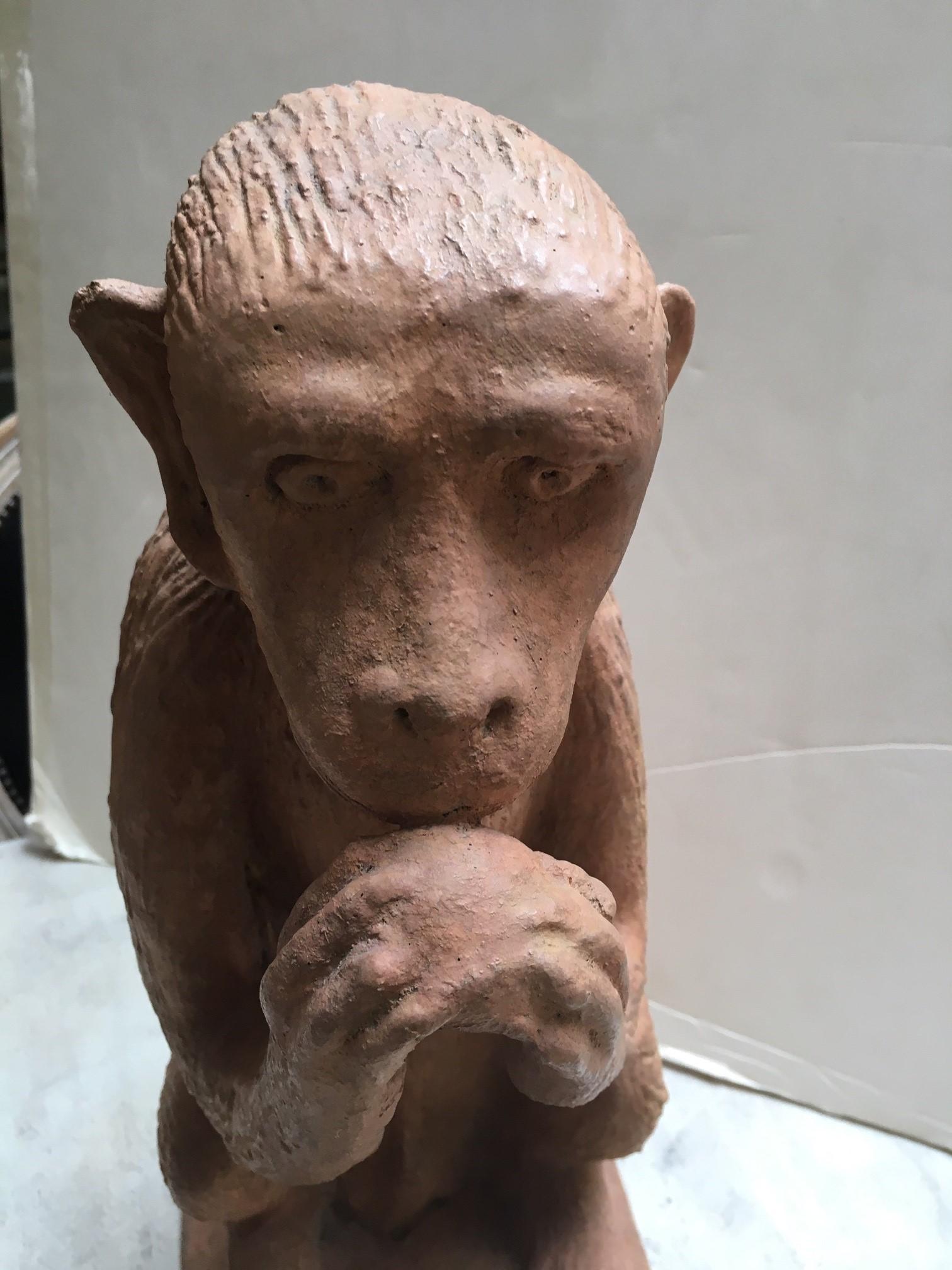 XXI secolo e contemporaneo Scultura di scimmia in pietra con finitura in terracotta realizzata su ordinazione in vendita