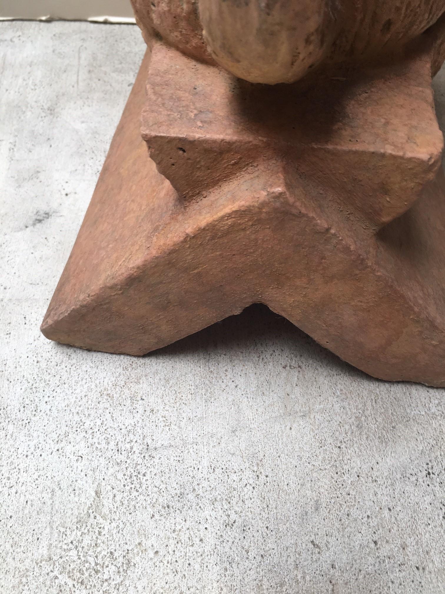 Scultura di scimmia in pietra con finitura in terracotta realizzata su ordinazione in vendita 1