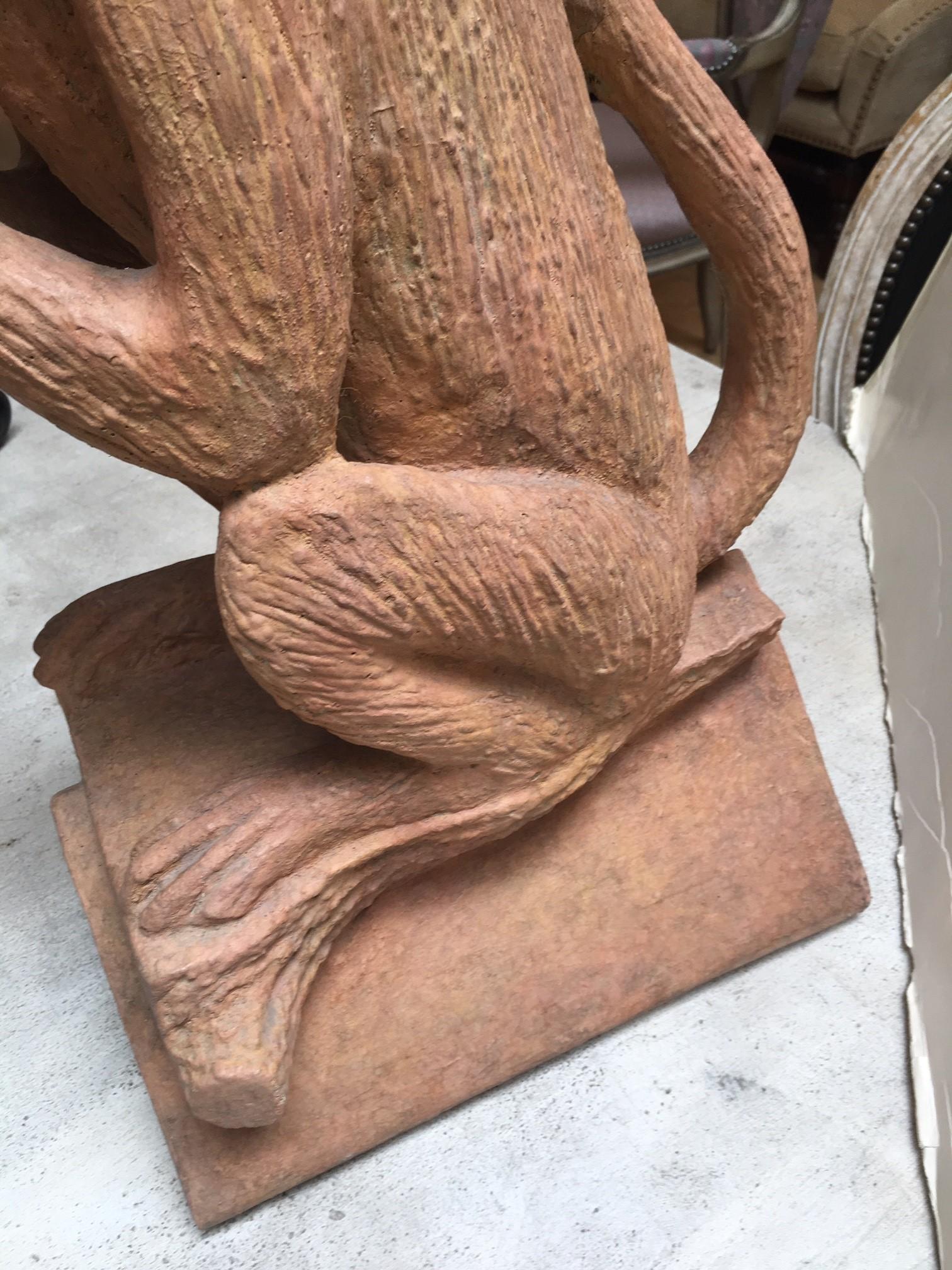 Scultura di scimmia in pietra con finitura in terracotta realizzata su ordinazione in vendita 2
