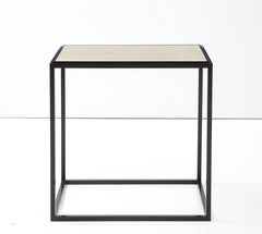 Beistelltisch mit Steinplatte und massivem Metallsockel auf Bestellung