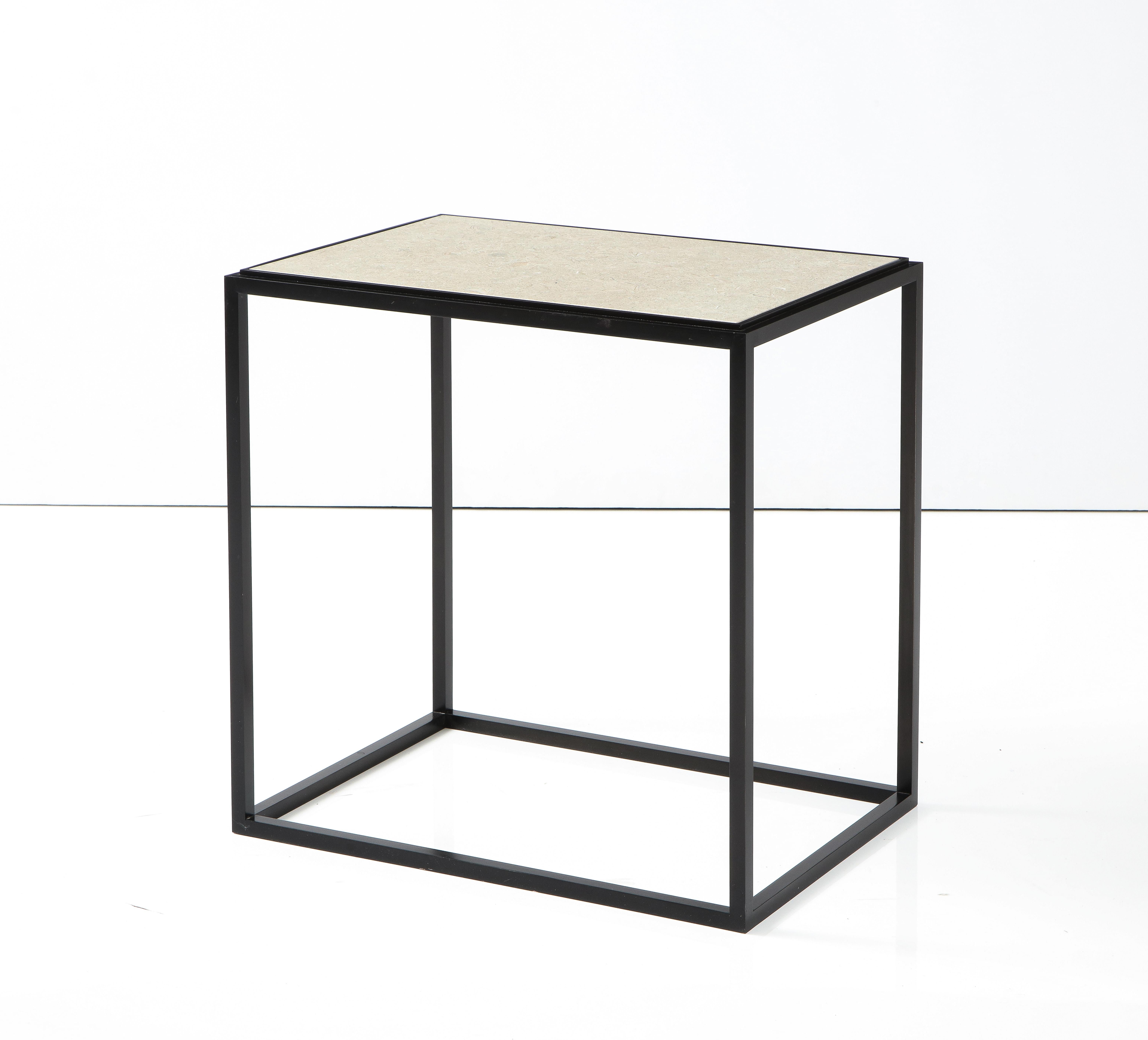 Minimaliste Table d'appoint à plateau en pierre et base en métal solide, fabriquée sur commande en vente