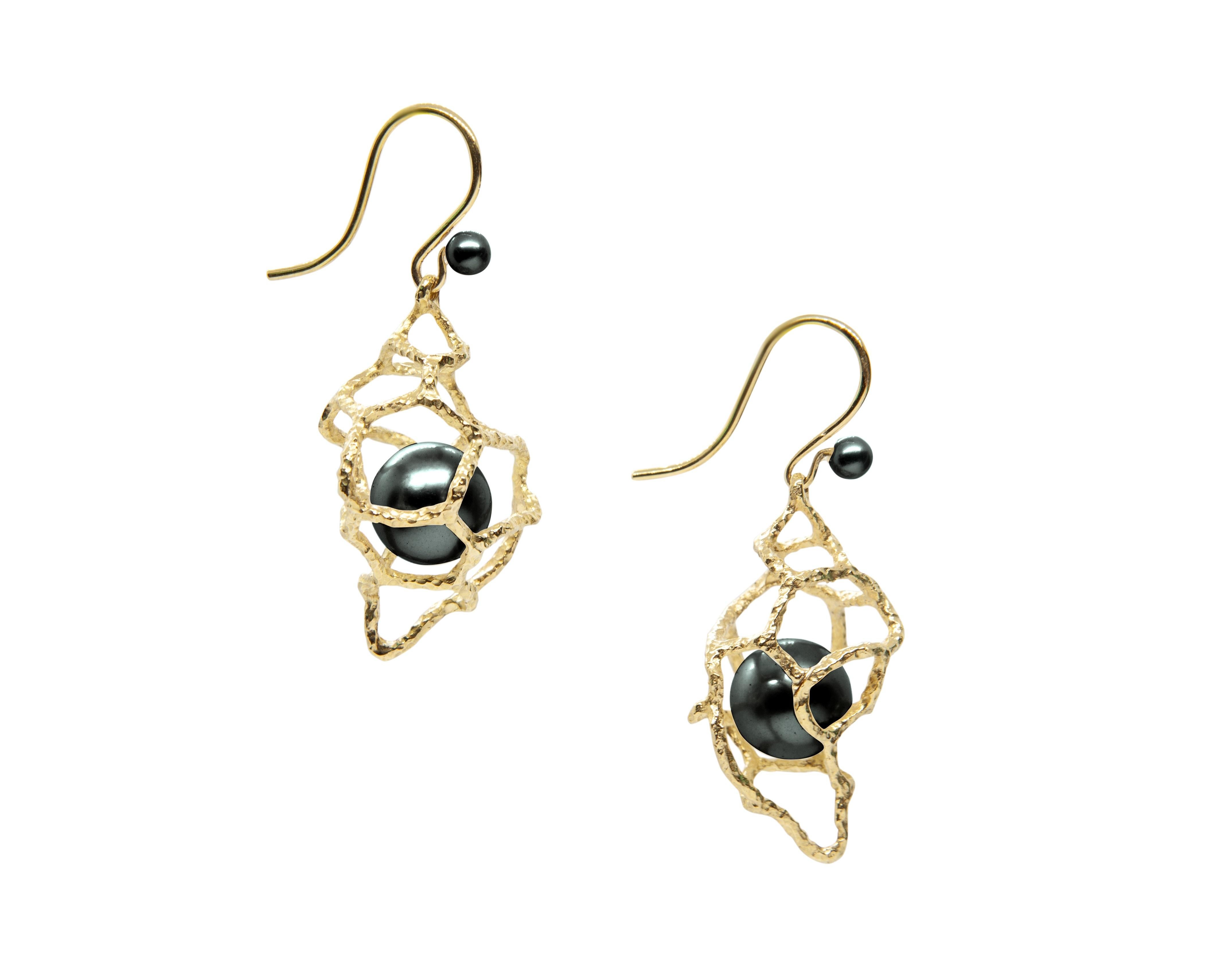 This pair of earrings are from Lingjun's 'FISSURE' collection, inspired by the conch shell in the sea, embracing the fine round black Tahitian pearls, celebrating the vibrant life of our oceans.

The organic lines of gold were hand carved to mimic