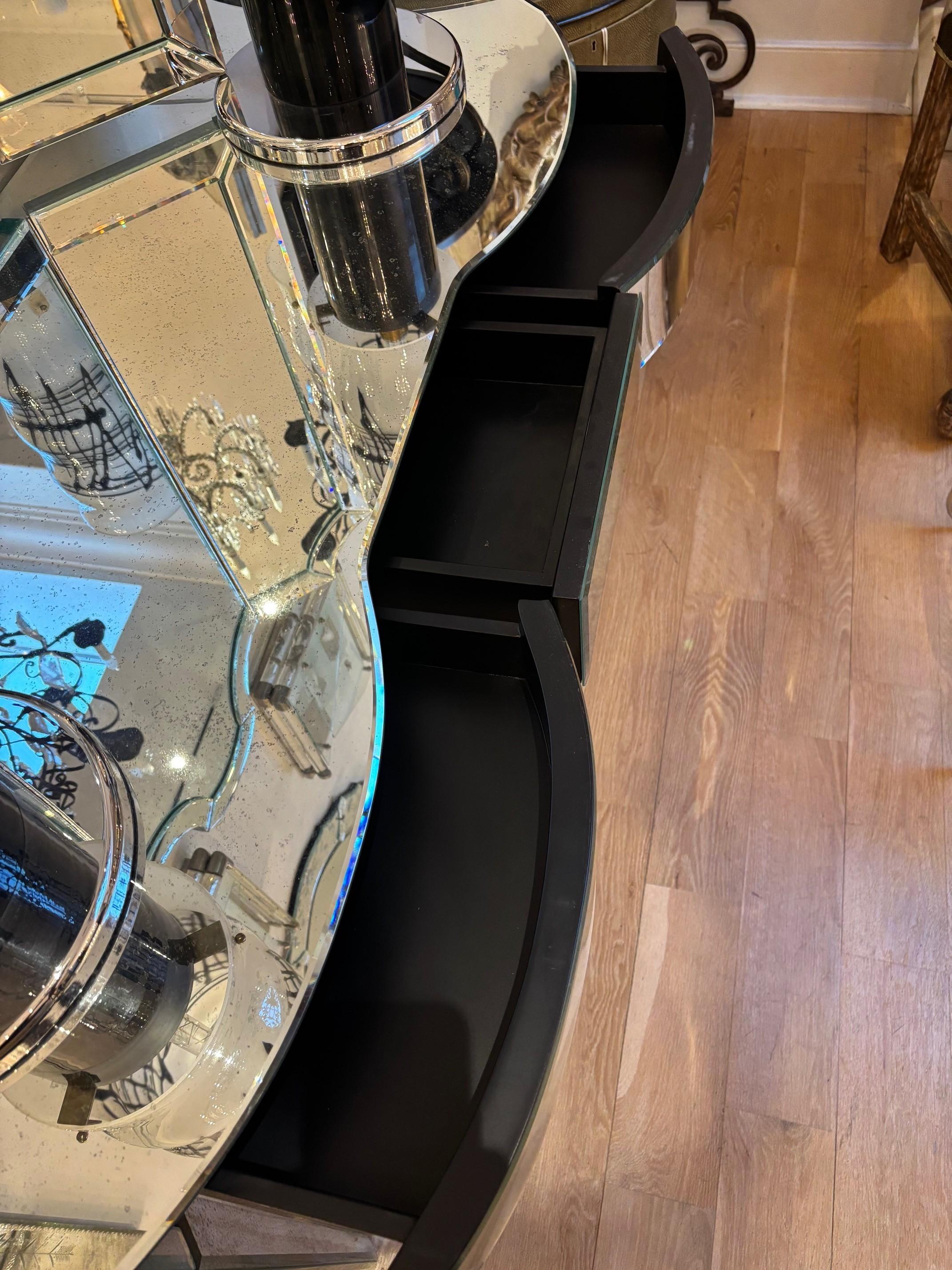 Fabriqué sur commande trois tiroirs à l'avant, coiffeuse en miroir vieilli avec miroir tripode en vente 7