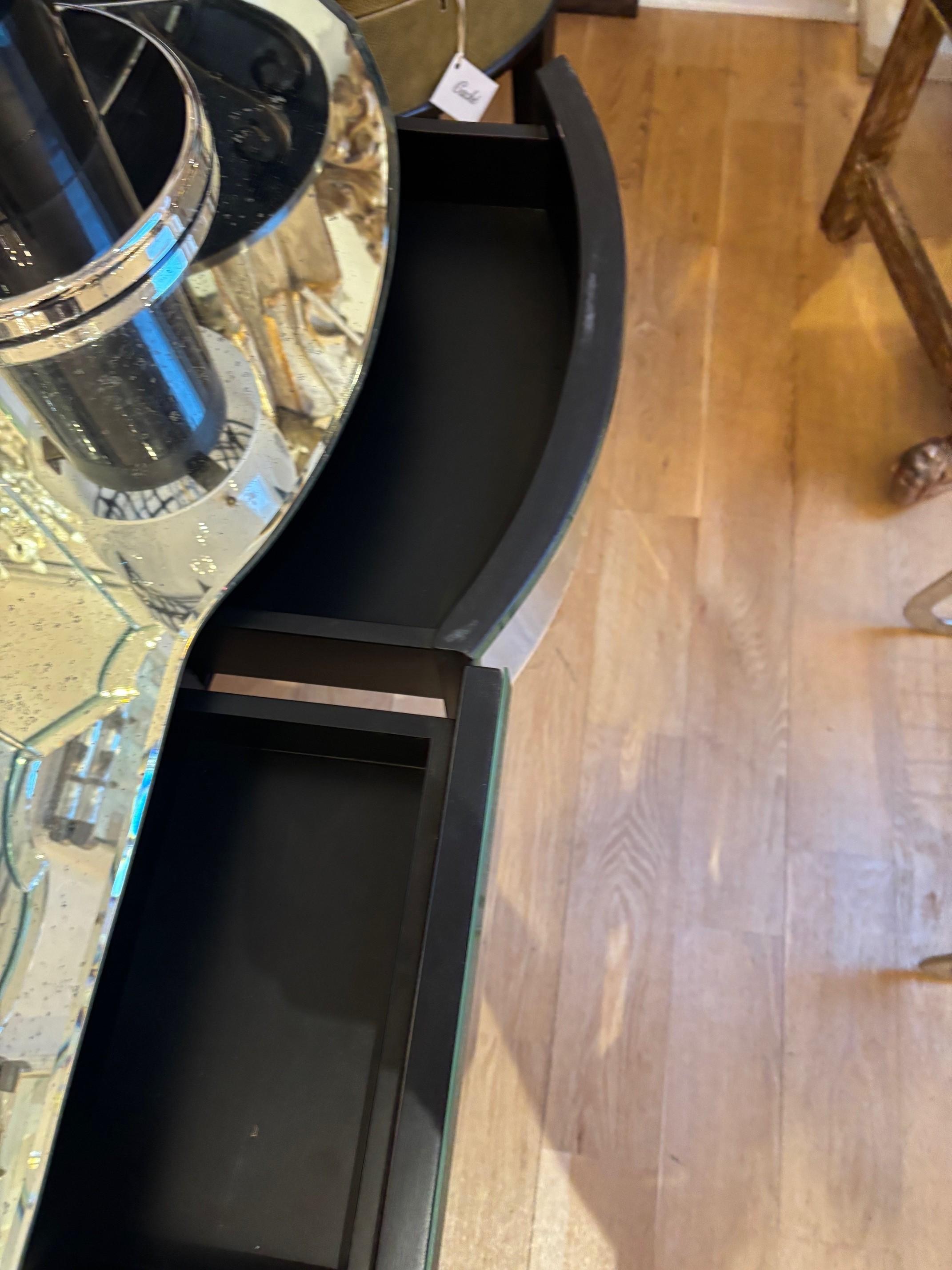 Fabriqué sur commande trois tiroirs à l'avant, coiffeuse en miroir vieilli avec miroir tripode en vente 8