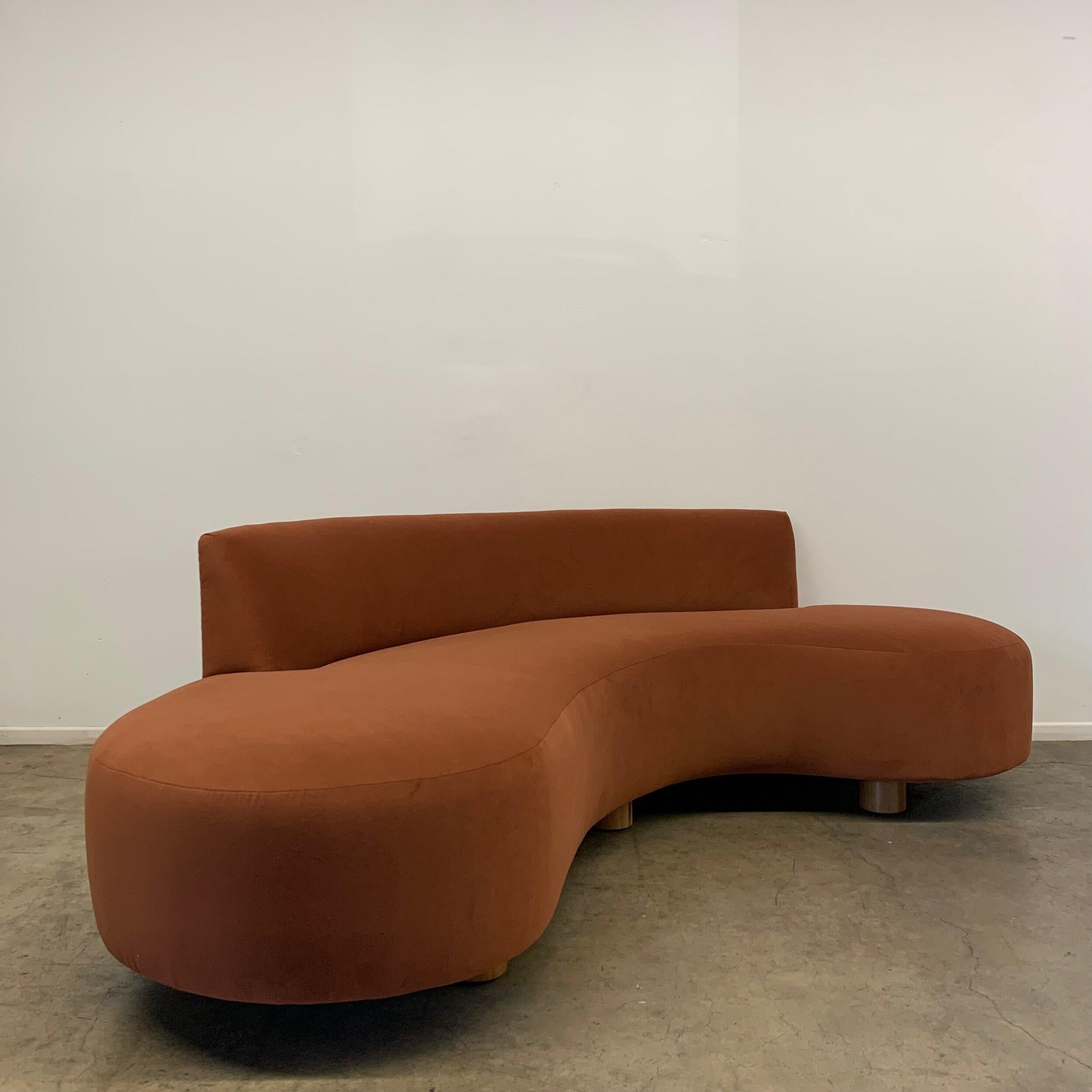 Auf Bestellung gefertigtes Wave-Sofa von VOP (Moderne) im Angebot