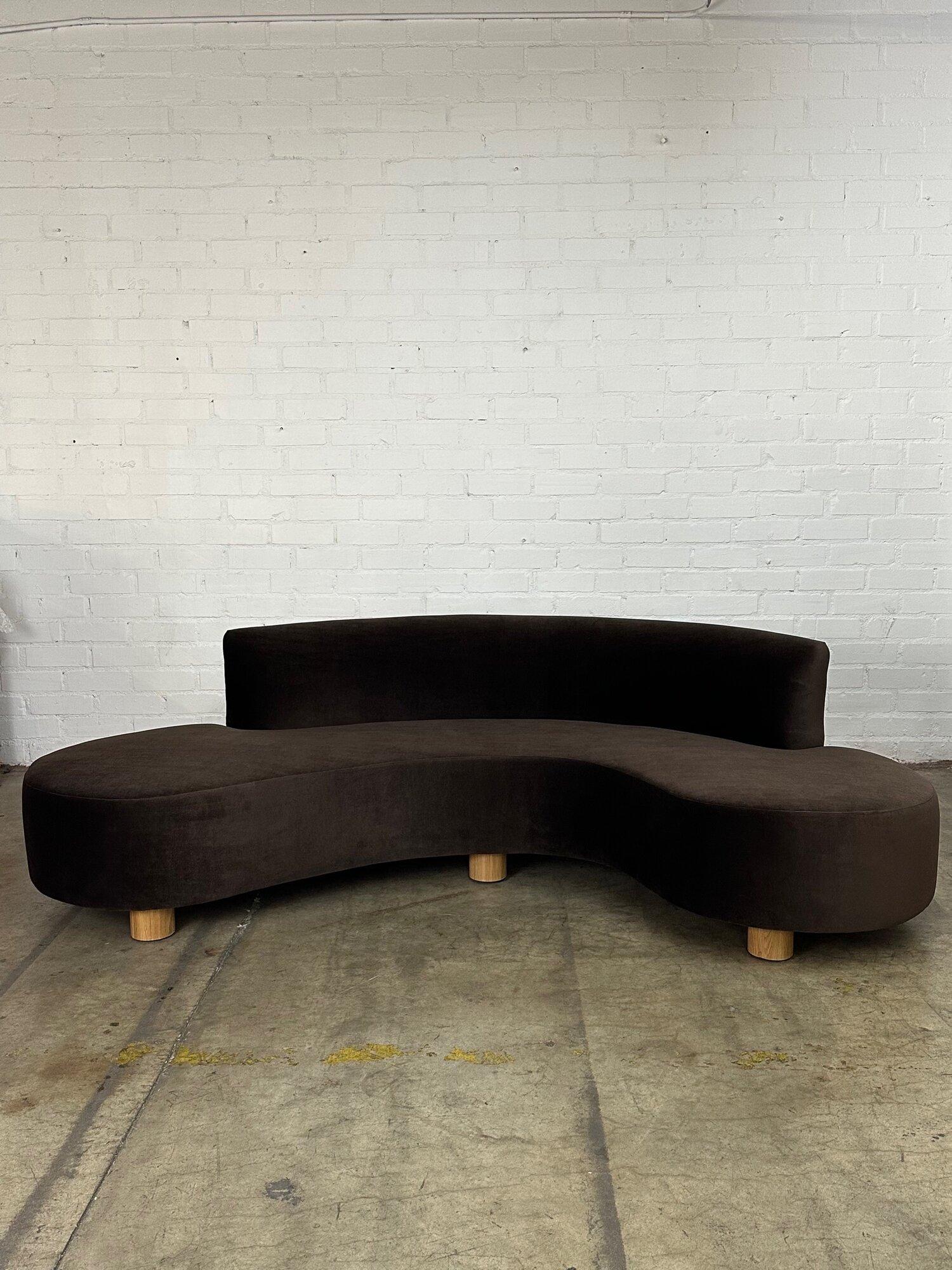 Auf Bestellung gefertigtes Wave-Sofa von VOP im Zustand „Neu“ im Angebot in Los Angeles, CA