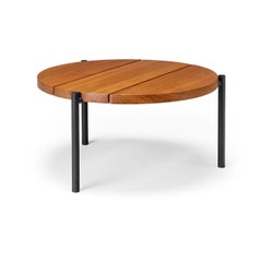 Tavolino rotondo Madeira; piano in teak massiccio; base in acciaio inox; 26 "D / In magazzino