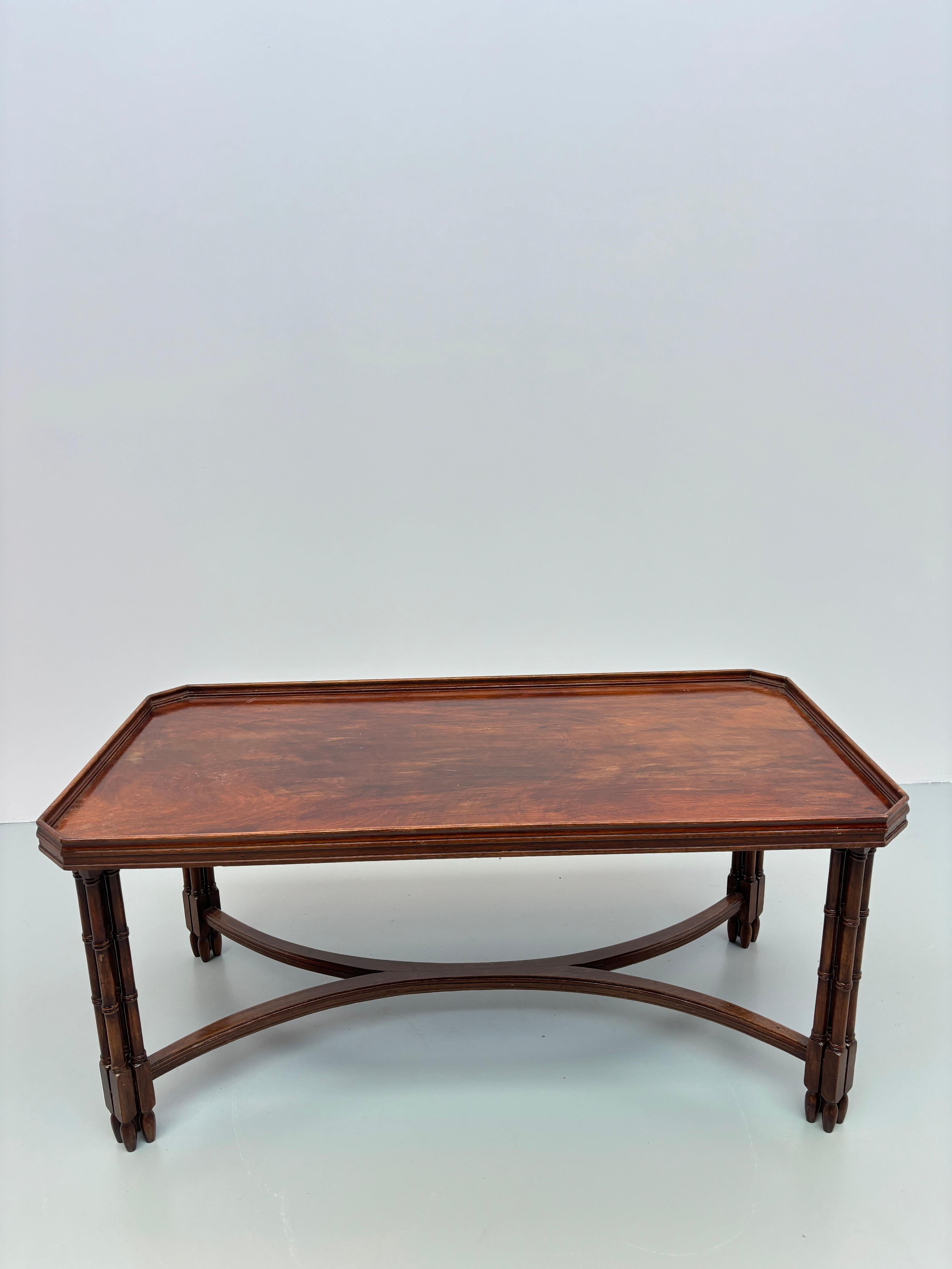 Table basse en acajou par Madeleine Castaing. 



Madeleine Castaing, geborene Marie Madeleine Marcelle Magistry, ist eine französische Antiquitätenhändlerin und Dekorateurin, die die Welt der Dekoration mit ihrer Kreativität und ihrem