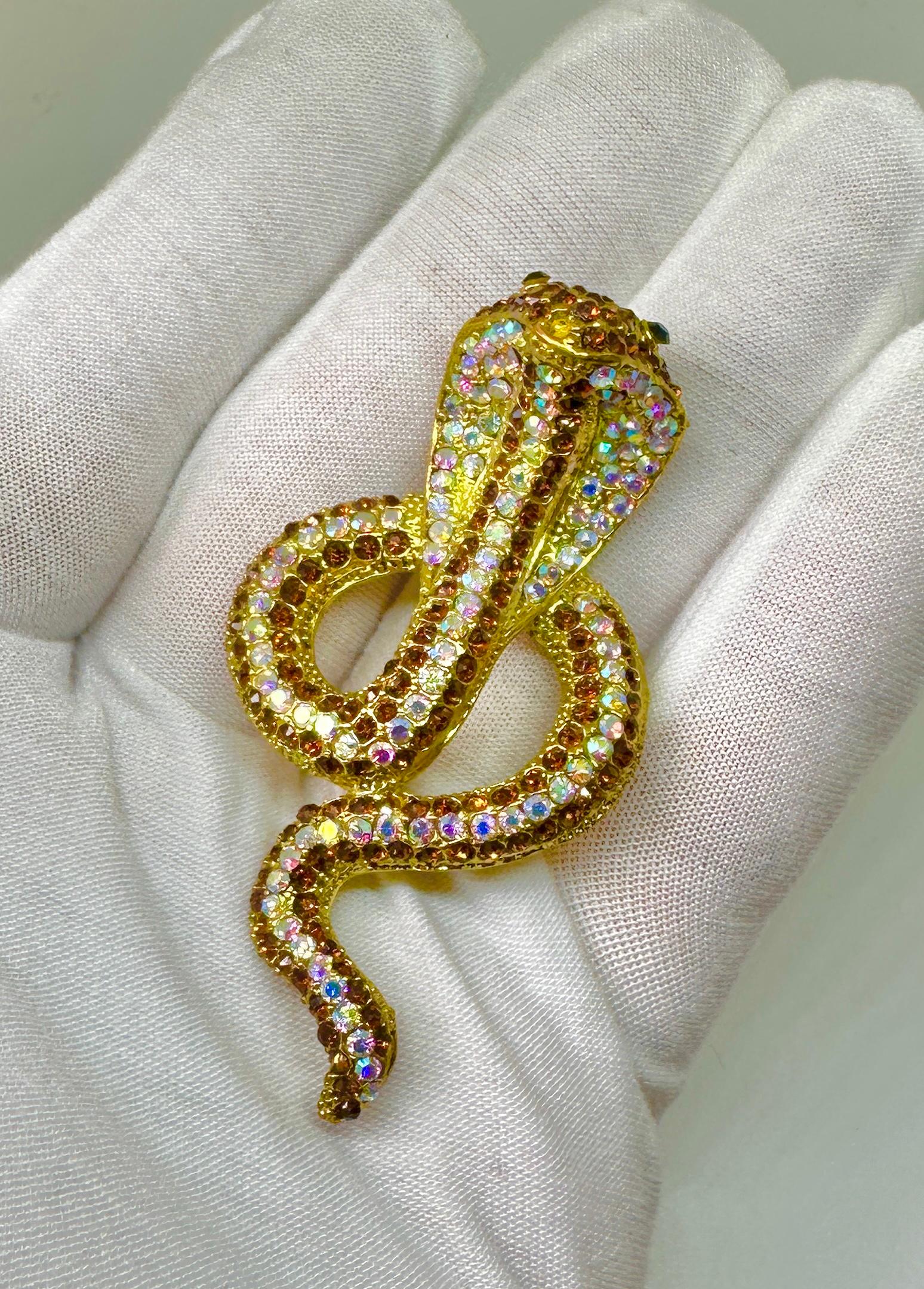Gönnen Sie sich ein Stück amerikanischer Geschichte mit Madeleine Albrights Cobra Snake Serpent Pin Brooch, zusammen mit einem Exemplar ihres Buches 