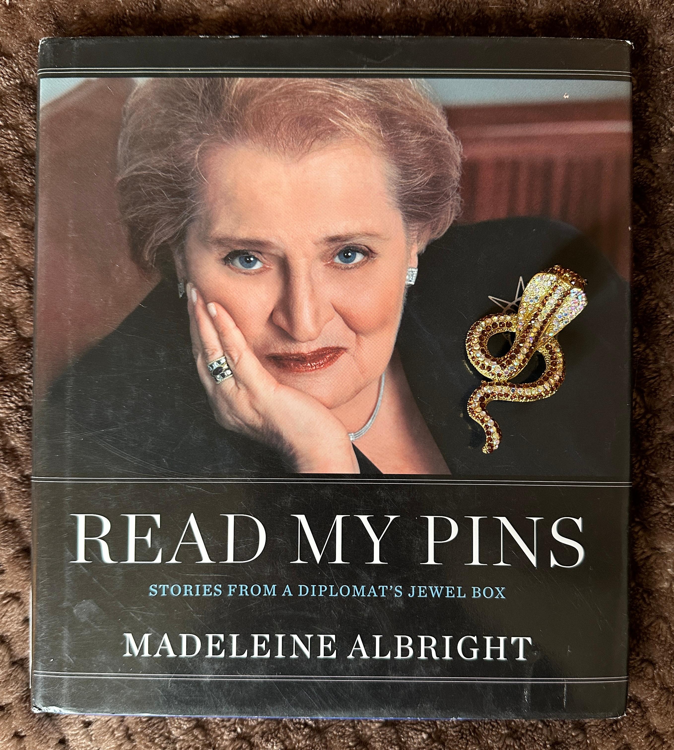 Madeleine Albrights Cobra Snake Serpent Pin Brosche und Read My Pins Buch im Zustand „Hervorragend“ in New York, NY