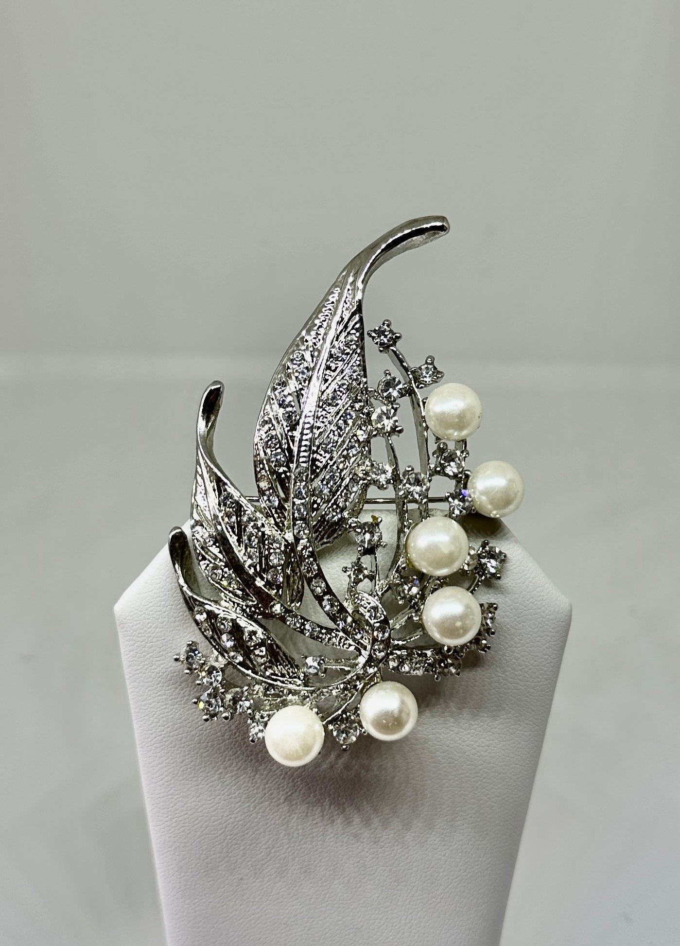 Regálate un trozo de la Historia de Estados Unidos con el elegante y espectacular broche de hojas y flores de Madeleine Albright, junto con un ejemplar de su libro 
