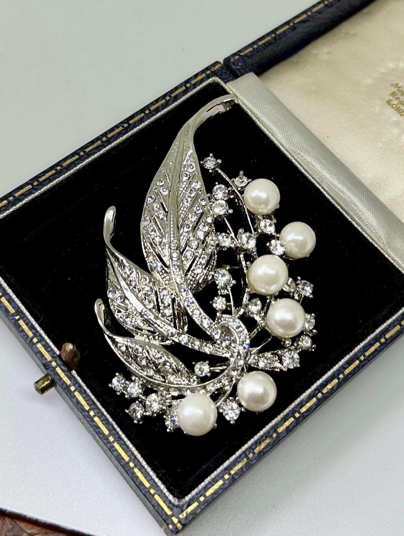 Femenino o masculino Alfiler Broche Flor Hoja de Madeleine Albright 3 Pulgadas Y Libro 