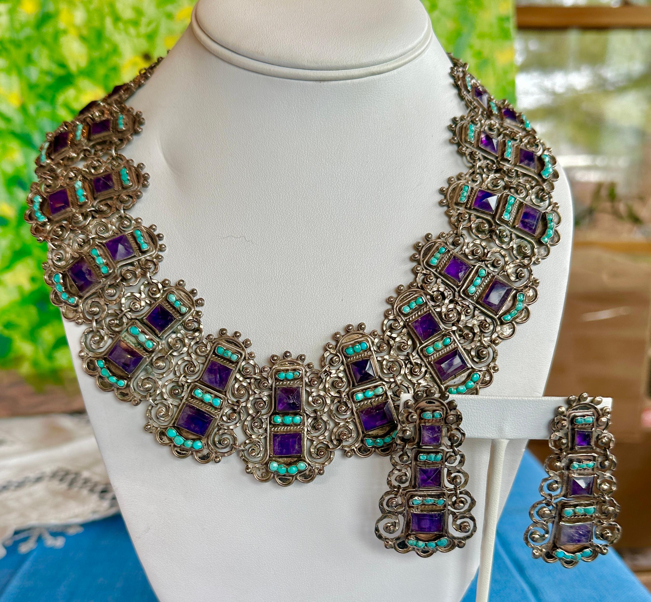 Offrez-vous un morceau d'histoire américaine avec le collier et les boucles d'oreilles MATL Matilde Poulat, de qualité muséale, ainsi qu'un exemplaire de son livre 