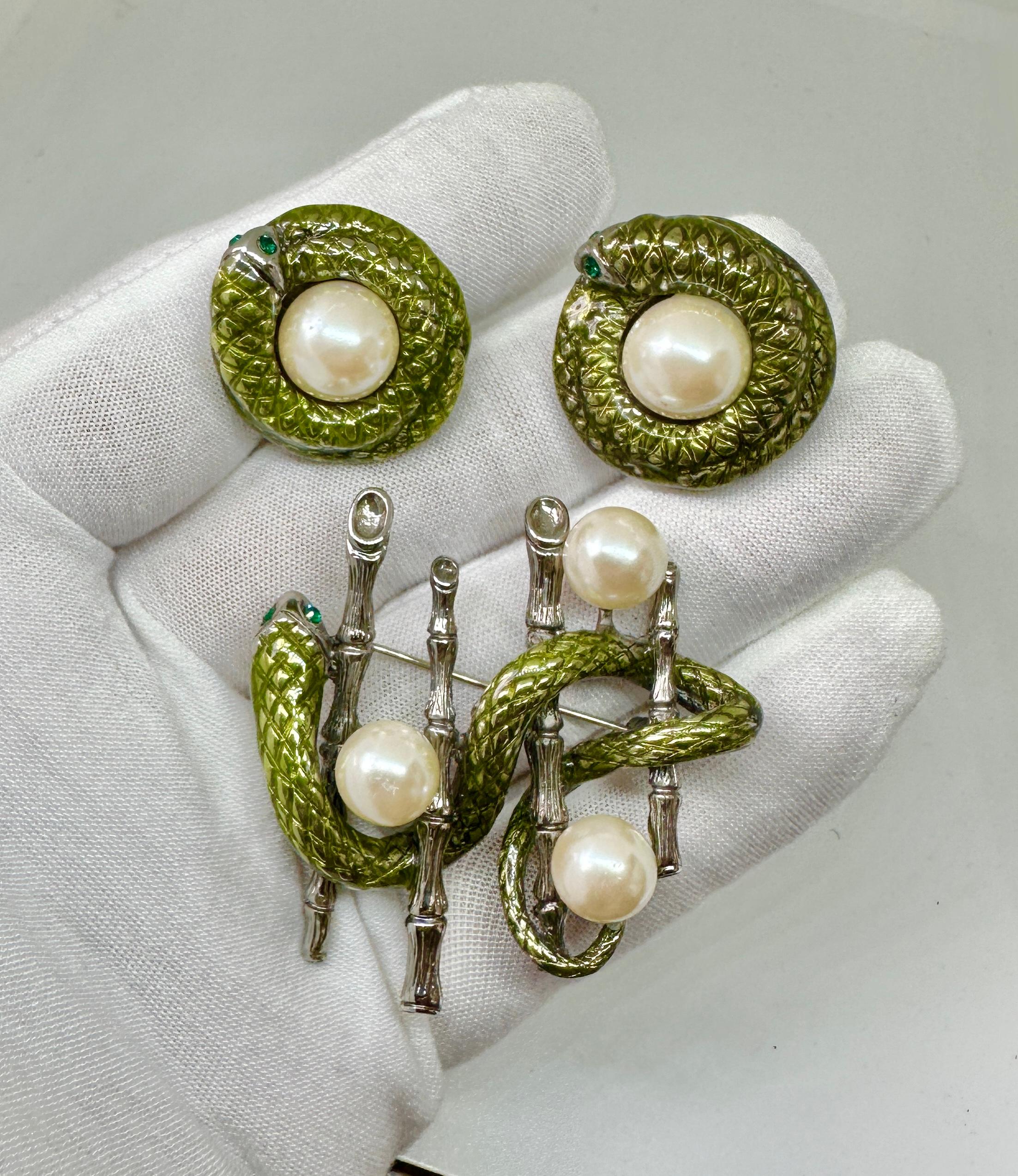 Regálate un trozo de Historia Americana con el extraordinario Broche Serpiente en una Rama de Madeleine Albright con los Pendientes a juego, junto con un ejemplar de su libro 