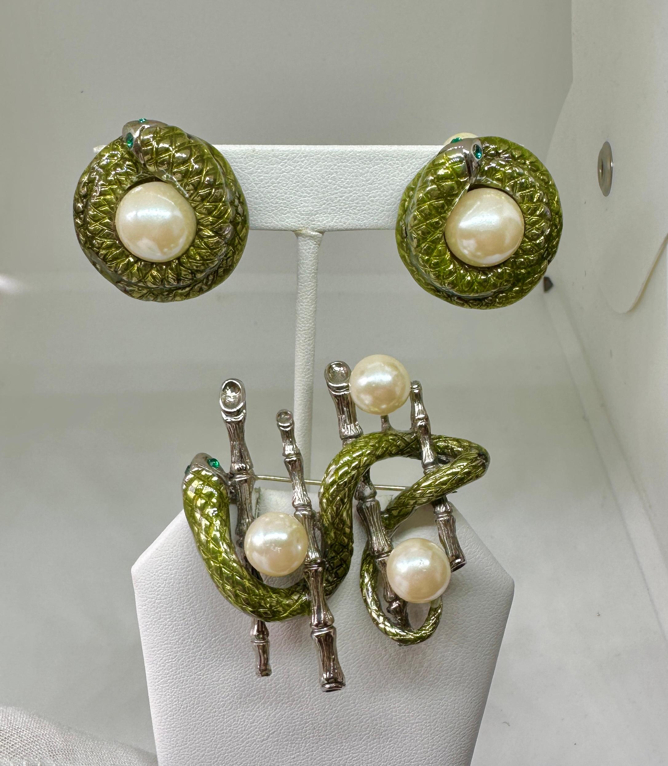 Pendientes Broche Serpiente En Rama De Madeleine Albright Y Libro Lee Mis Alfileres en Excelente estado para la venta en New York, NY