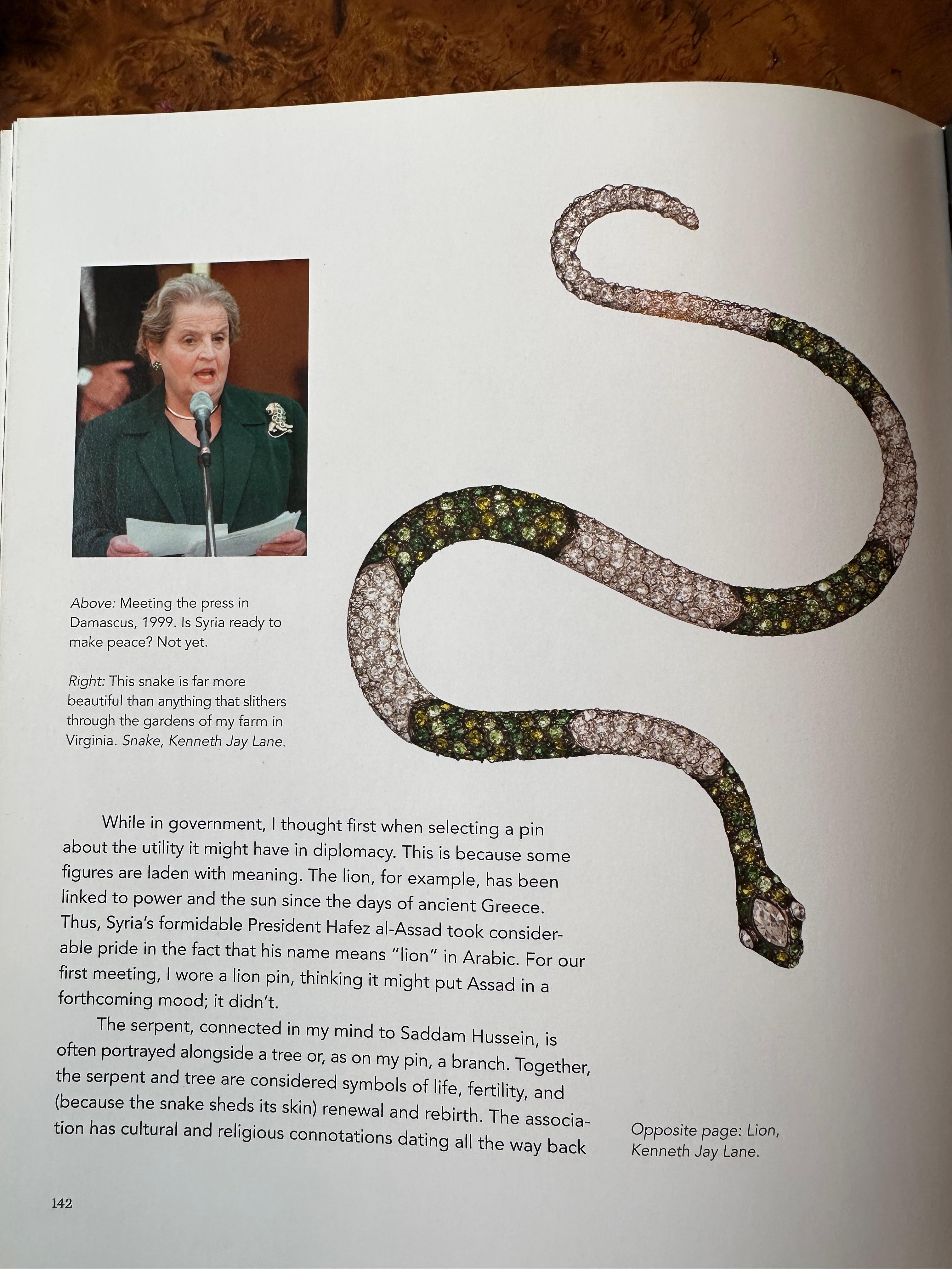 Pendientes Broche Serpiente En Rama De Madeleine Albright Y Libro Lee Mis Alfileres en venta 4