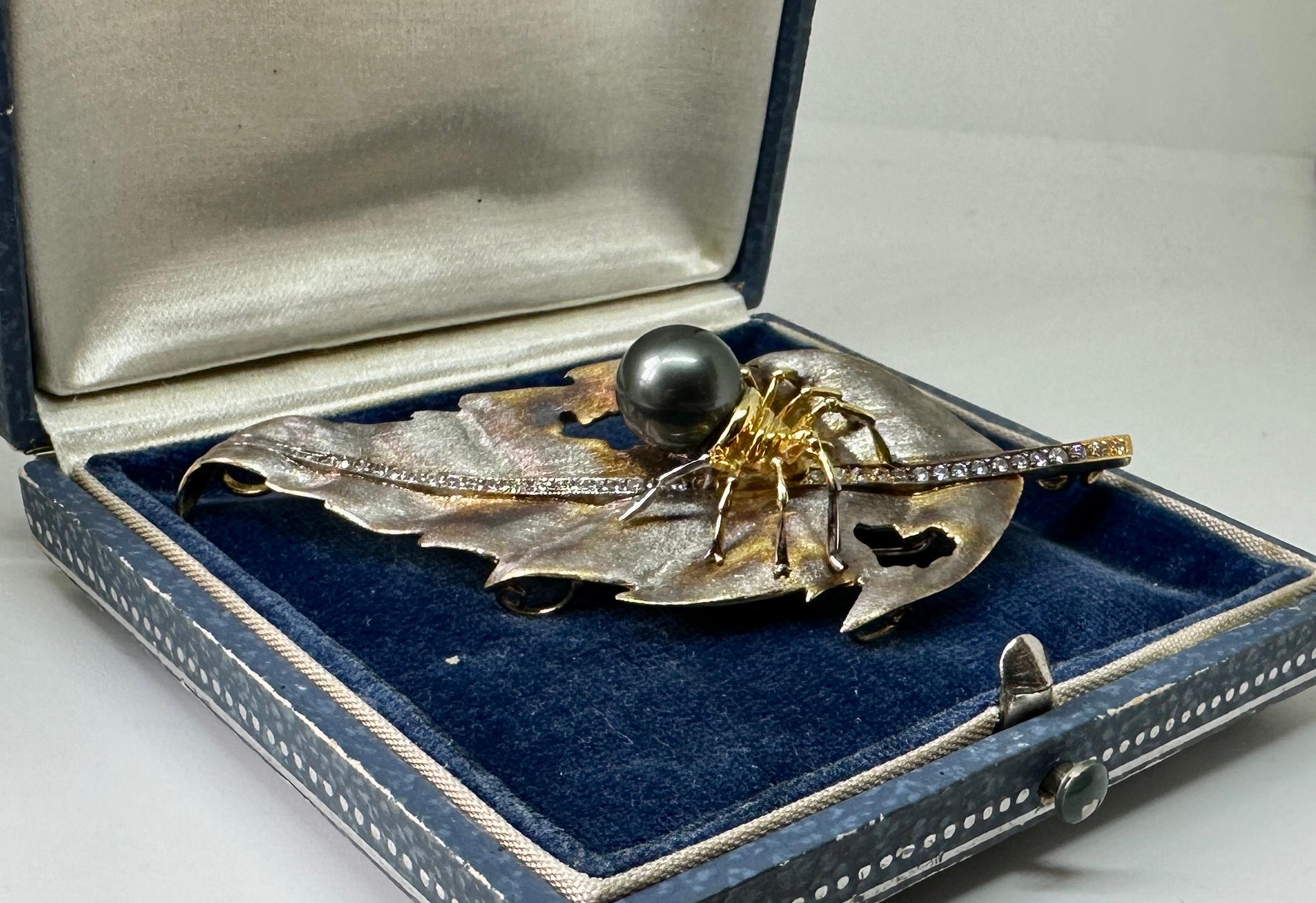 Ciondolo a forma di foglia di ragno di Madeleine Albright con diamante e perla nera in oro 14 carati in vendita 6