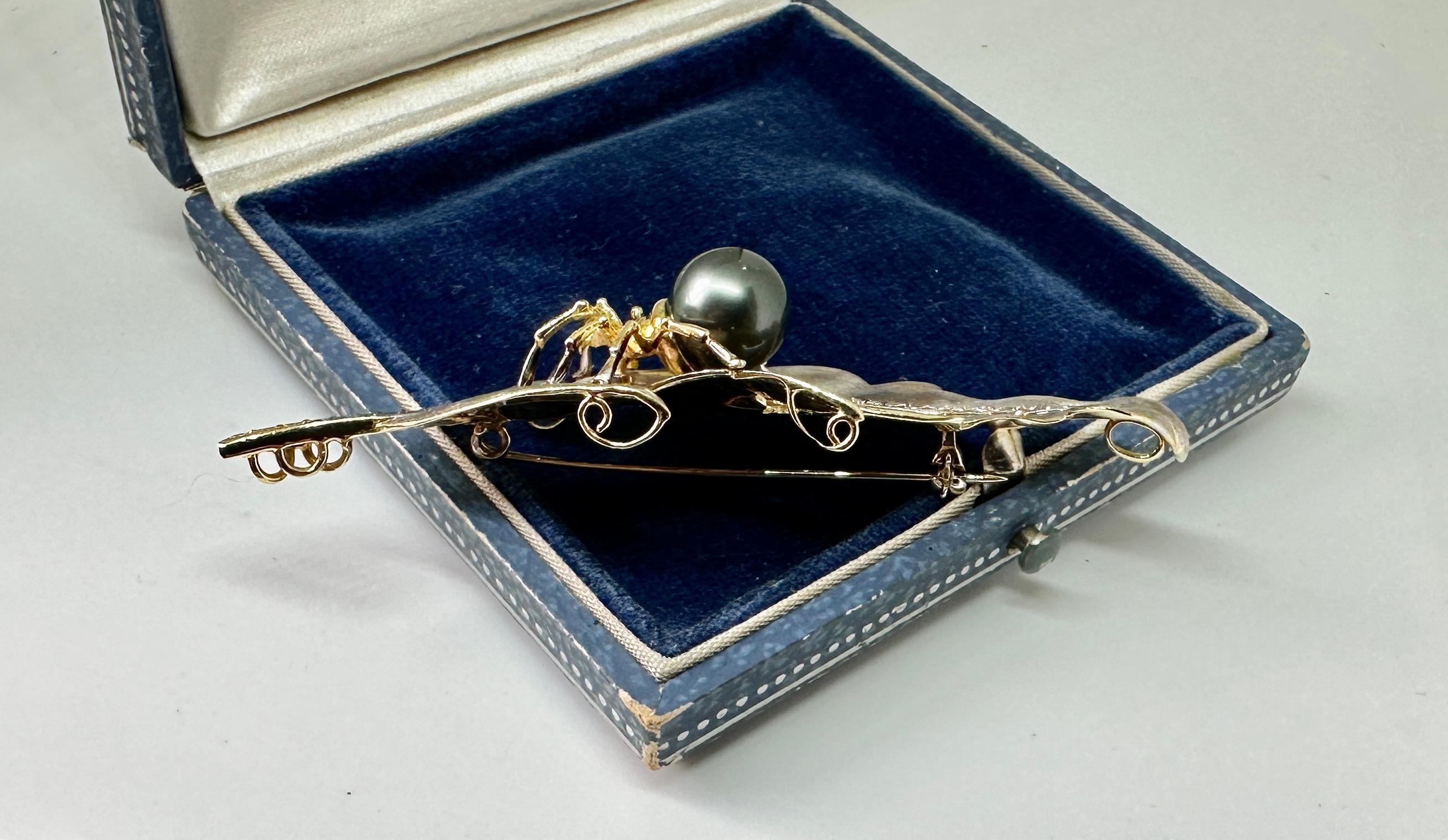 Ciondolo a forma di foglia di ragno di Madeleine Albright con diamante e perla nera in oro 14 carati in vendita 7