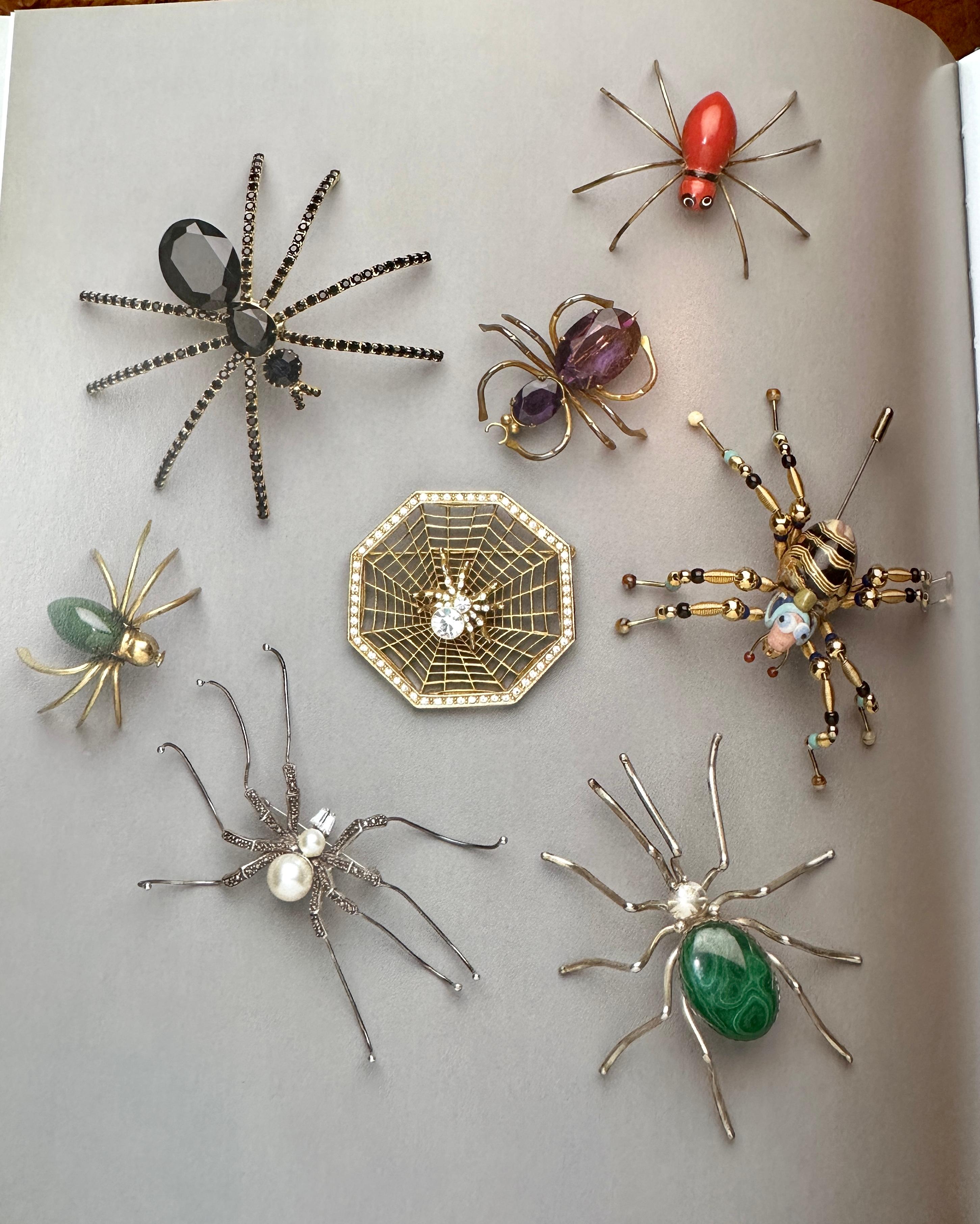 Ciondolo a forma di foglia di ragno di Madeleine Albright con diamante e perla nera in oro 14 carati in vendita 10