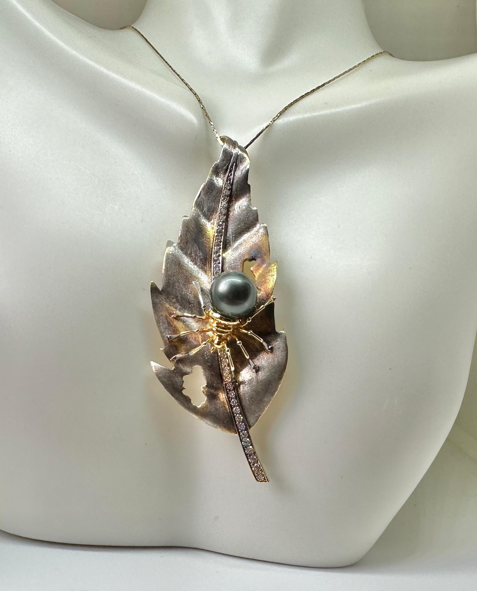Contemporaneo Ciondolo a forma di foglia di ragno di Madeleine Albright con diamante e perla nera in oro 14 carati in vendita