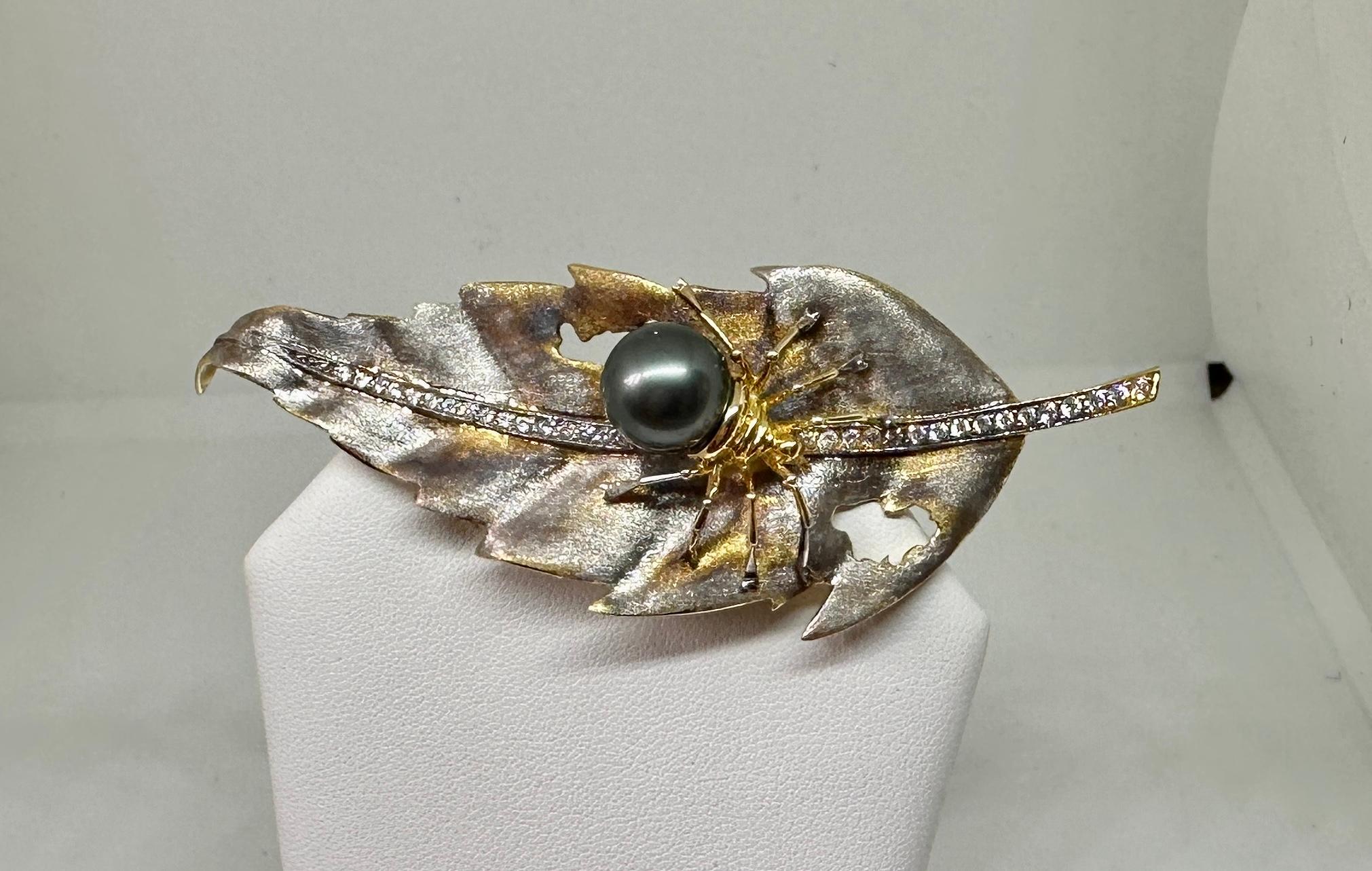 Taglio rotondo Ciondolo a forma di foglia di ragno di Madeleine Albright con diamante e perla nera in oro 14 carati in vendita