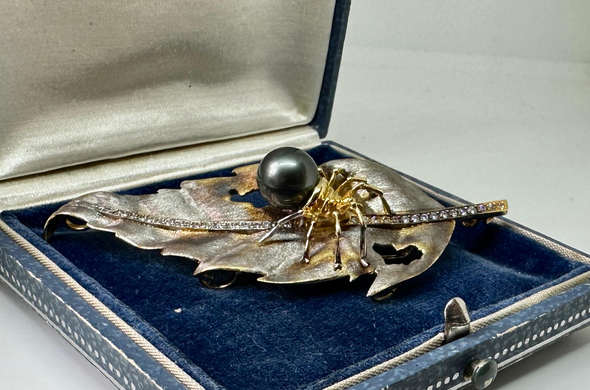 da uomo o donna Ciondolo a forma di foglia di ragno di Madeleine Albright con diamante e perla nera in oro 14 carati in vendita