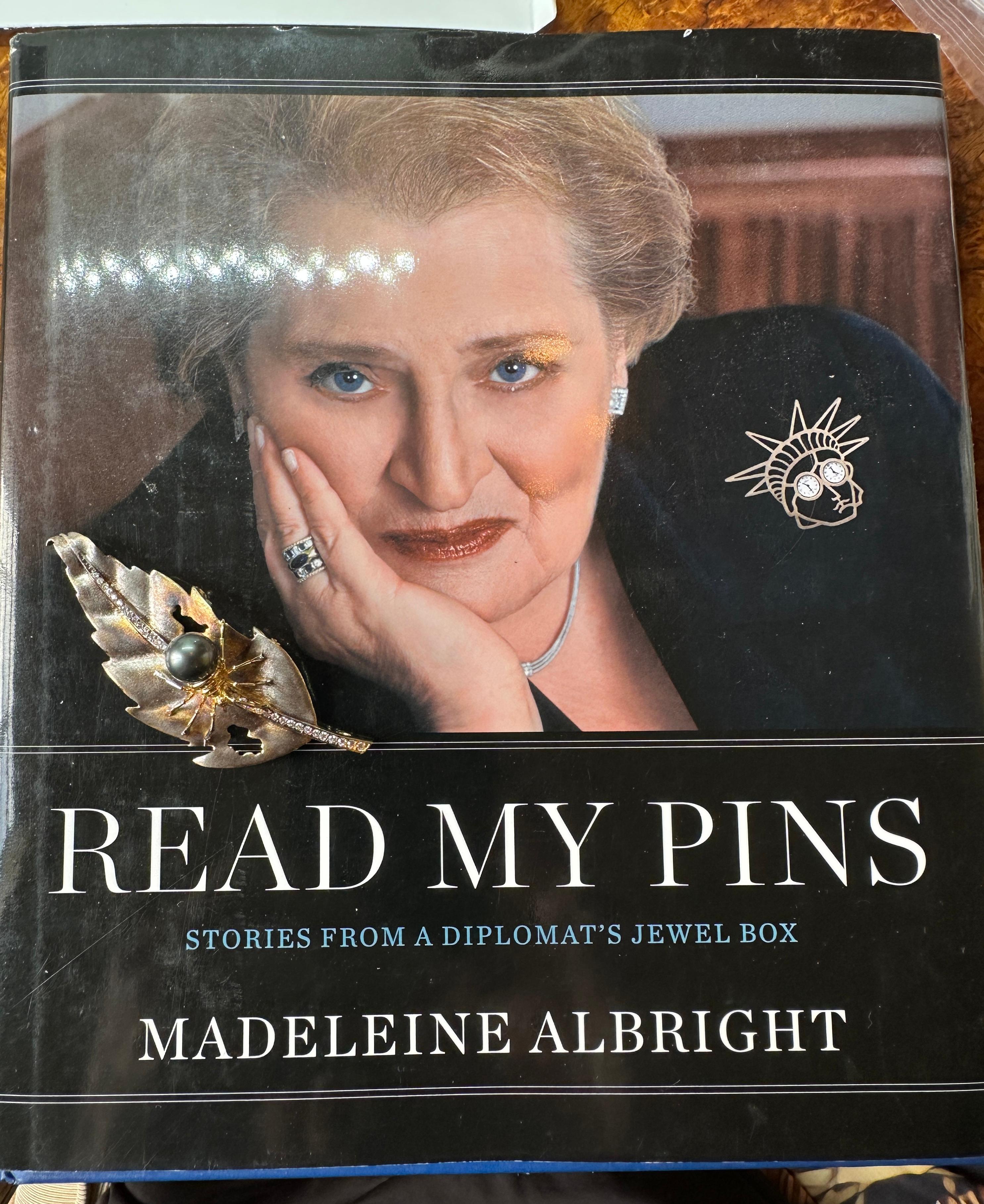 Ciondolo a forma di foglia di ragno di Madeleine Albright con diamante e perla nera in oro 14 carati in vendita 1