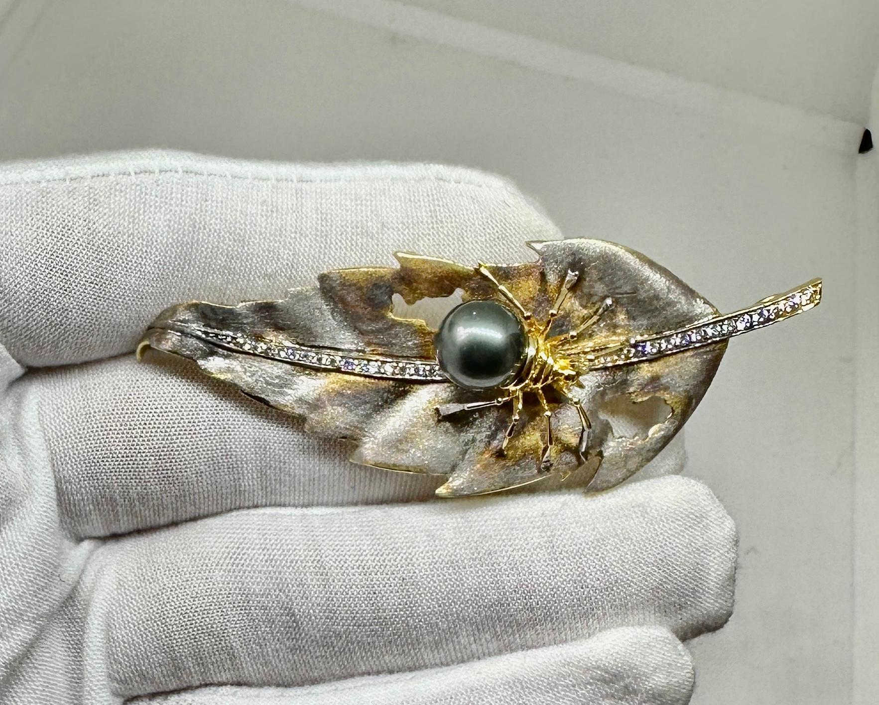 Ciondolo a forma di foglia di ragno di Madeleine Albright con diamante e perla nera in oro 14 carati in vendita 2