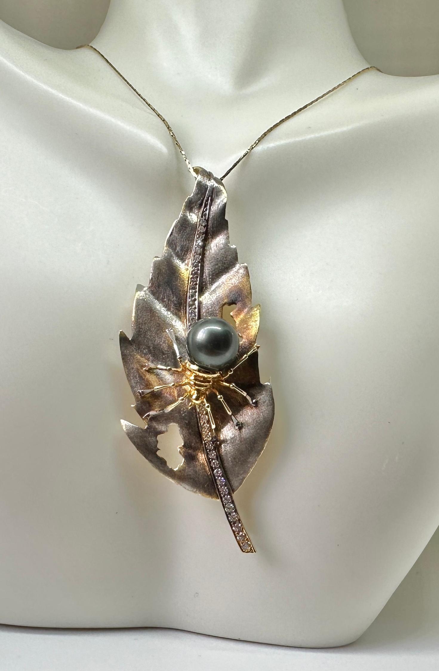 Ciondolo a forma di foglia di ragno di Madeleine Albright con diamante e perla nera in oro 14 carati in vendita 3