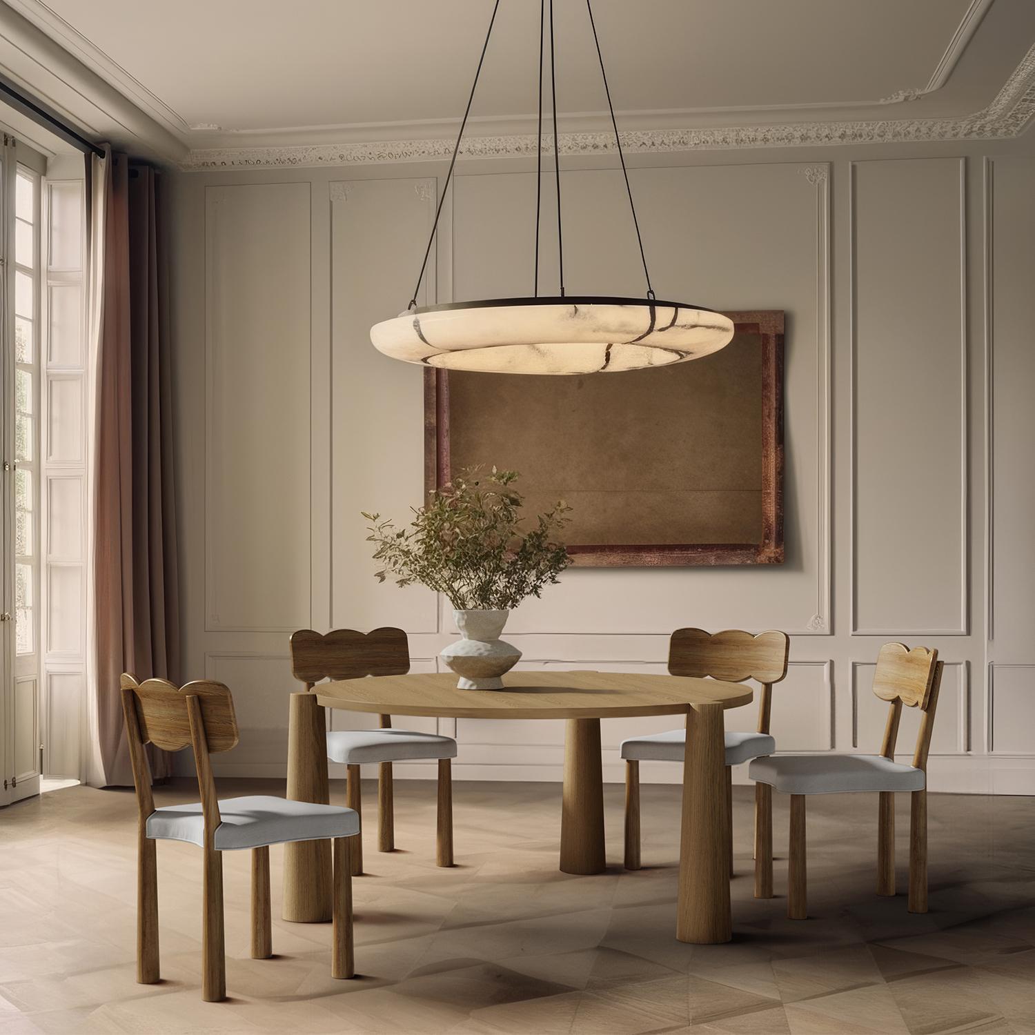 Dieser moderne Esszimmerstuhl aus massivem Eichenholz zeichnet sich durch eine einzigartige bogenförmige Rückenlehne und einen gepolsterten Sitz aus. Die Sitzfläche ist bequem und besteht aus einem gewebten Hochleistungsgewebe, das vor Flecken und