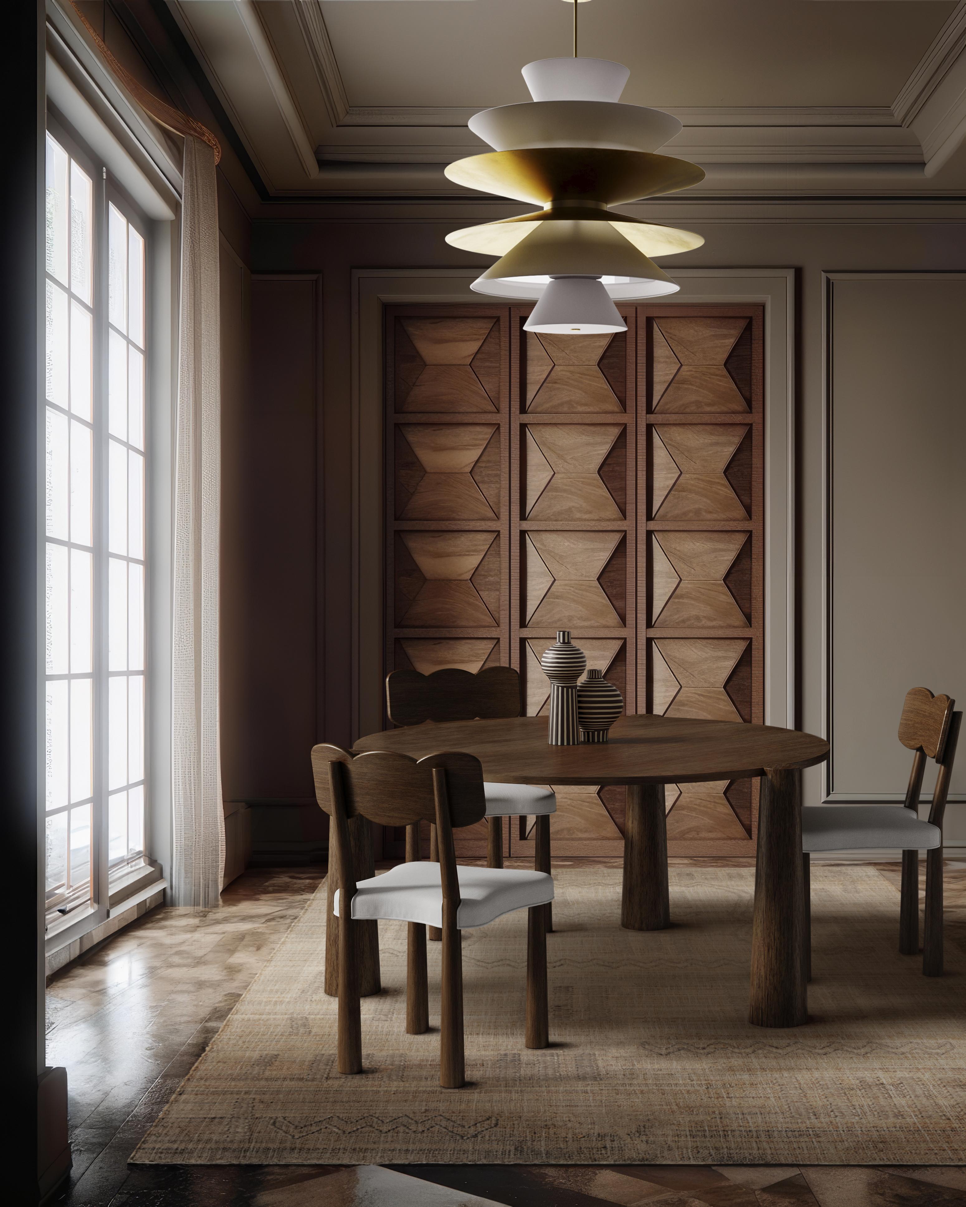 Cette chaise de salle à manger moderne en chêne massif  dans une riche finition noyer, présente un dossier unique en forme d'arc et une assise rembourrée profilée. L'assise est conçue pour le confort et fabriquée avec un tissu performant qui protège