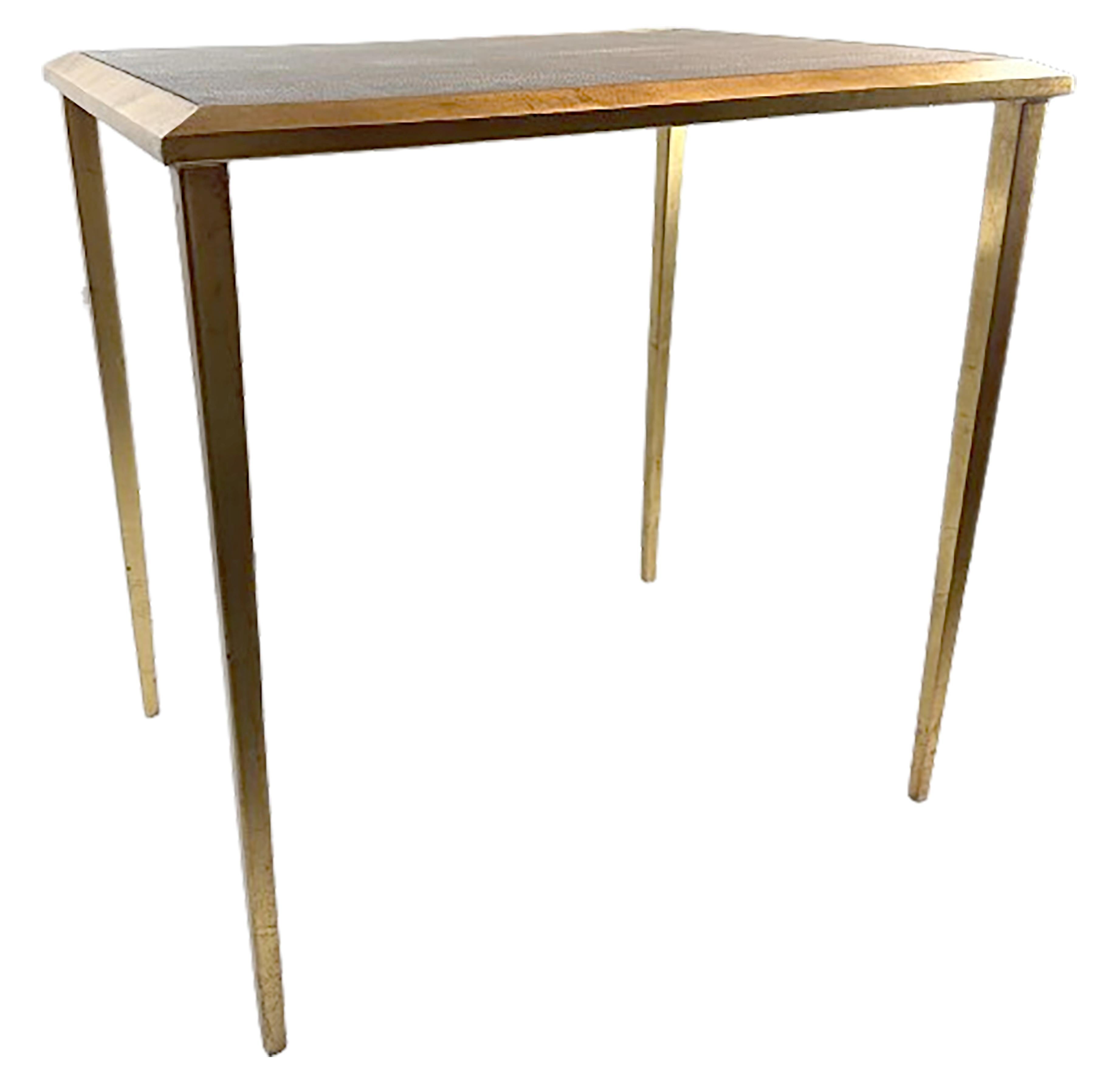 Très belle table d'appoint rectangulaire en faux galuchat. Structure en métal doré avec plateau en galuchat. Il s'agit d'une imitation d'un galuchat naturel en peau de galuchat. La dorure ajoute une touche d'ambiance, de mystère et d'emphase.

En