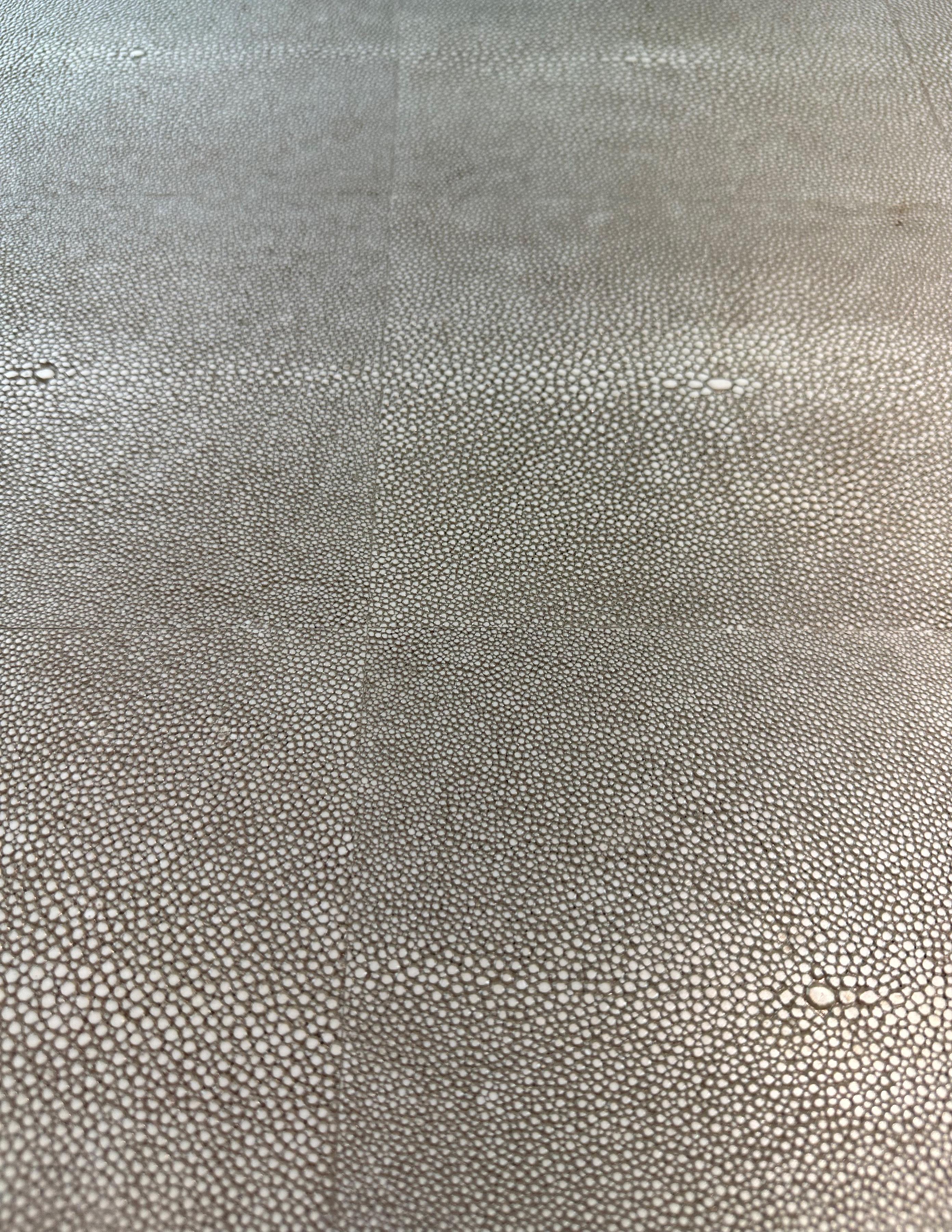 Métal Table d'appoint rectangulaire dorée Madeleine Faux Shagreen en vente