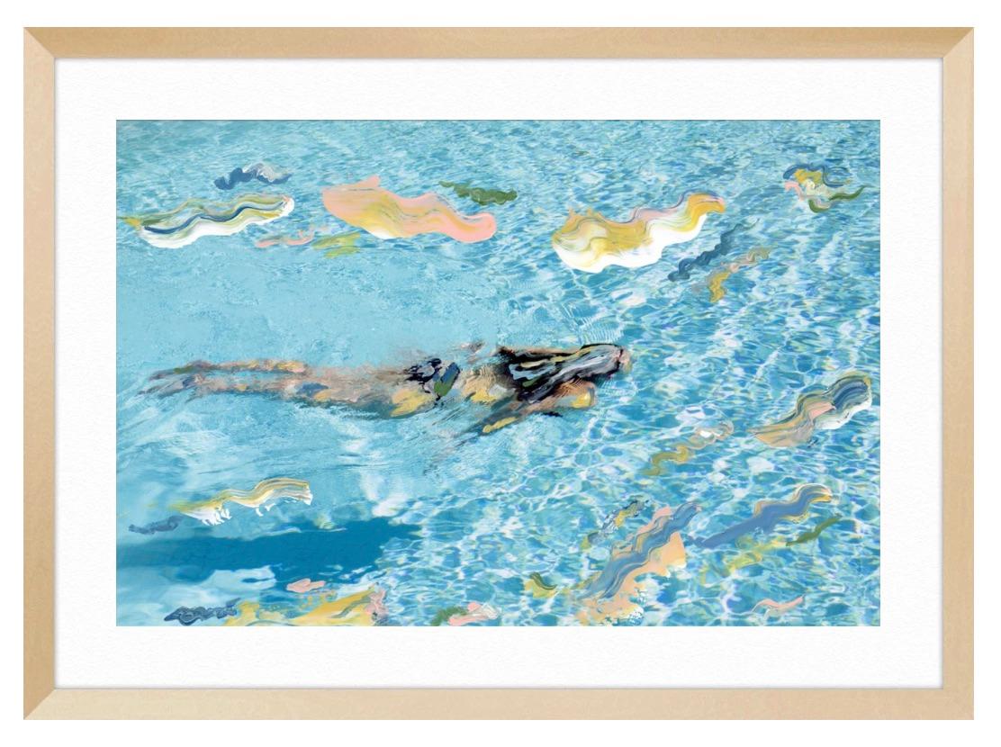 Nager - Bleu Color Photograph par Madeleine Gross