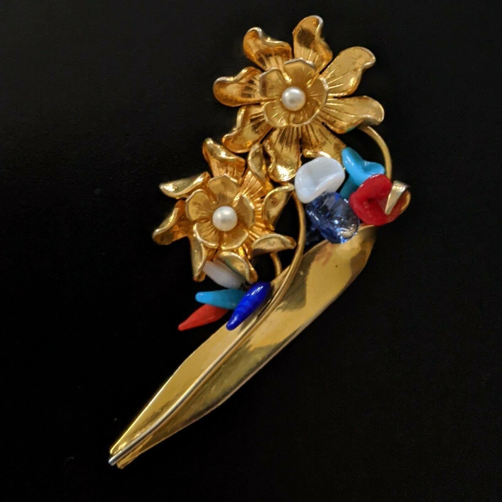 Magnificent old BROOCH in brass and glass beads,
vintage 30s,
creation of Madeleine Rivière made by the workshop of famous parurier Louis ROUSSELET,
length 7.5cm, width 4cm,
very fine quality, sewing, glass art,
good condition.


A child of