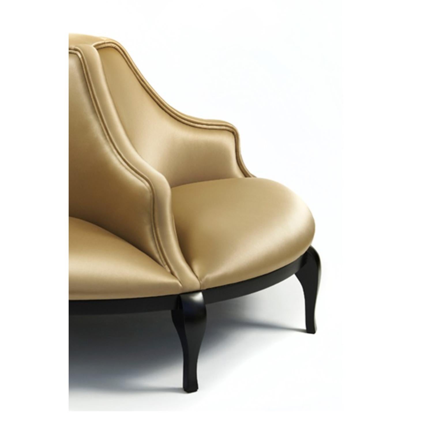 Canapé rond Madeleine de Munna
Dimensions : D 180 x L 180 x H 97 cm. SH : 43 cm.
MATERIAL : Bois, mousse et rembourrage.
Finition : Satin de coton, réf. Désert, rembourrage et passepoil CTS02, et pieds en laque mate noire.

Disponible dans tous les