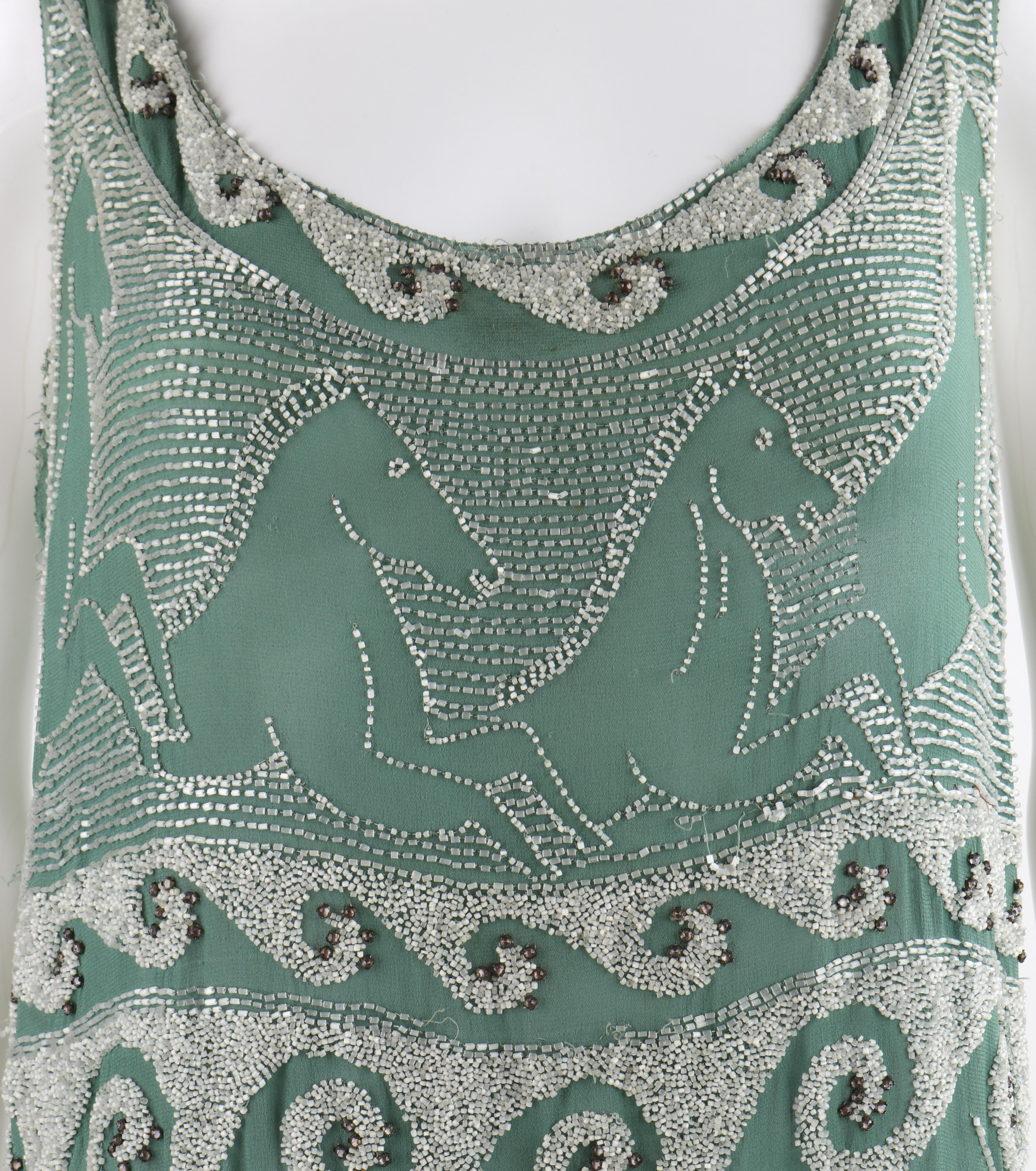Gris MADELEINE VIONNET - Robe de soirée vert tendre « Little Horses » en perles de verre, v. 1924 en vente