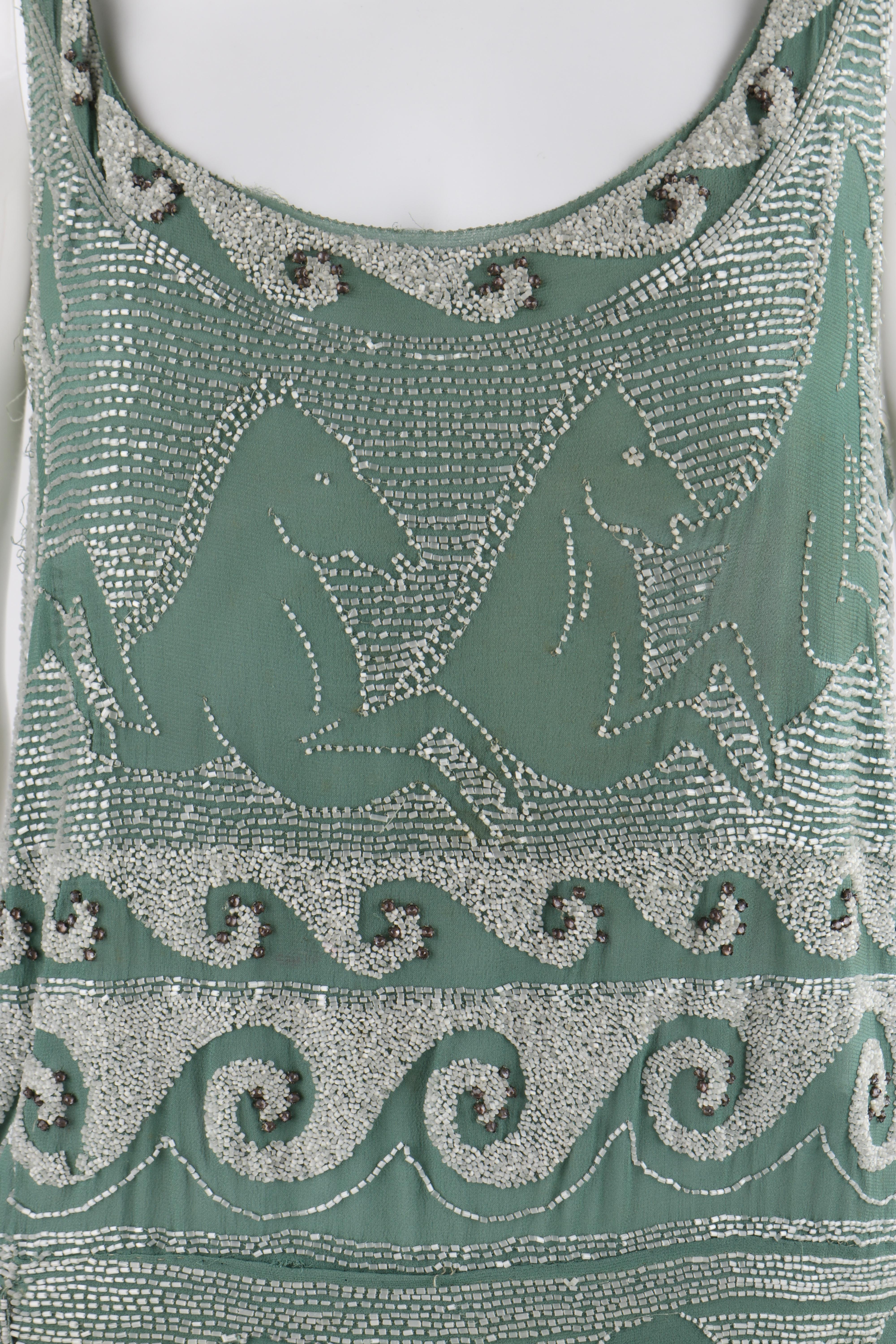 MADELEINE VIONNET - Robe de soirée vert tendre « Little Horses » en perles de verre, v. 1924 État moyen - En vente à Thiensville, WI