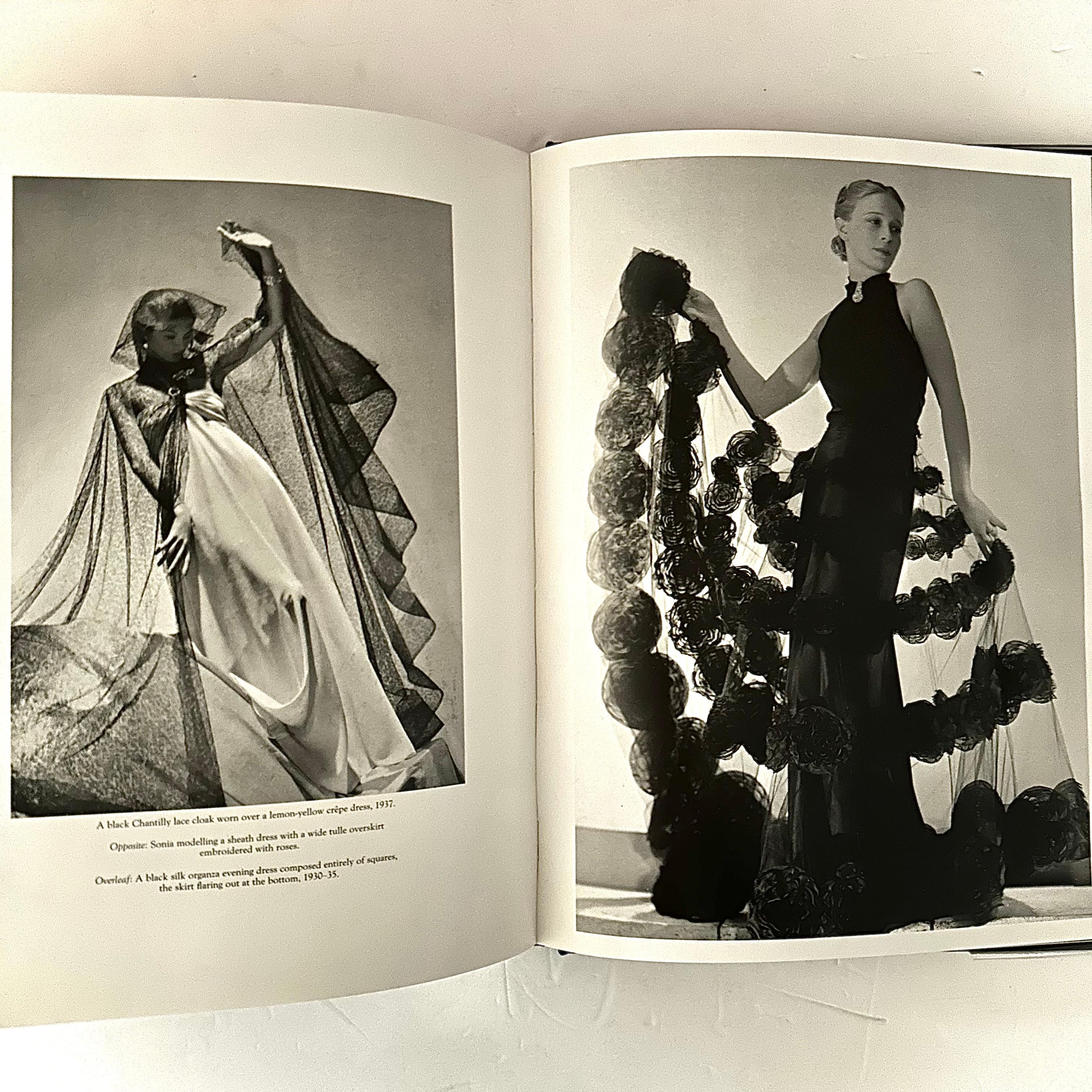 Eine Rizzoli-Veröffentlichung, 1. U. S. Ausgabe, New York, 1991. Gebundene Ausgabe mit englischem Text. Übersetzt aus der französischen Originalausgabe.

Madame Vionnet ist ein Synonym für Haute Couture. Ihre sinnliche und zugleich technisch