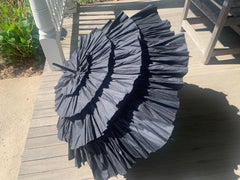Madeleine Vionnet Sombrilla de verano con volantes en negro auténtico y funda de transporte, Siglo XXI