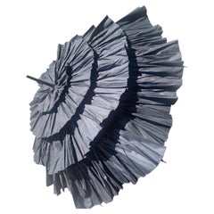 Madeleine Vionnet Sombrilla de verano con volantes en negro auténtico y funda de transporte, Siglo XXI