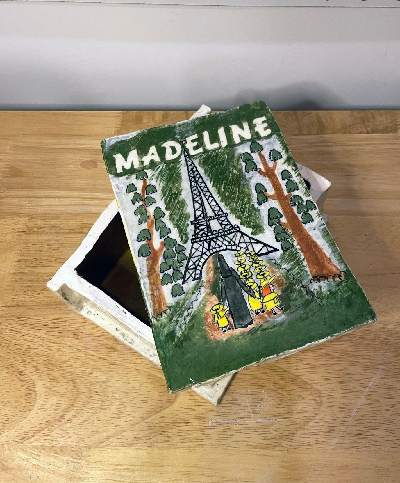 Moderne Boîte à livres Madeline en vente