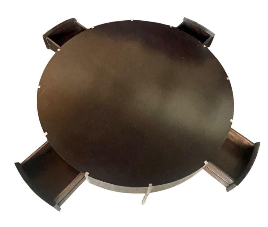 La table basse Oliver est une pièce distinguée de la Collection S'il vous plaît Madeline Stuart, illustrant un design raffiné et une élégance fonctionnelle. Mesurant 48 pouces de diamètre et mesurant 18 pouces de haut, cette table basse ronde est