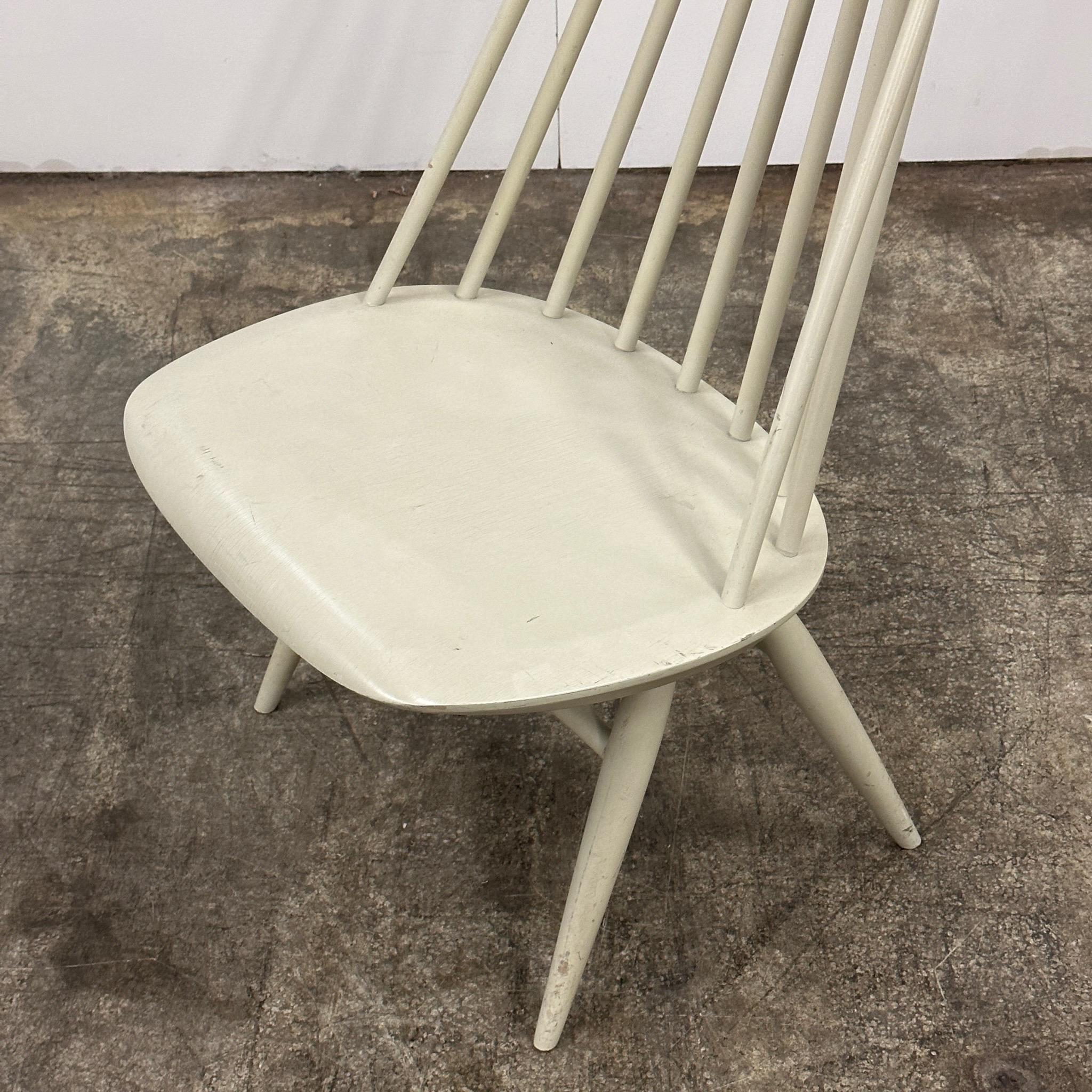 c. 1960s. Ikonischer, weiß lackierter, aber gealterter Mademoiselle-Stuhl. Tagged. Hergestellt in Schweden